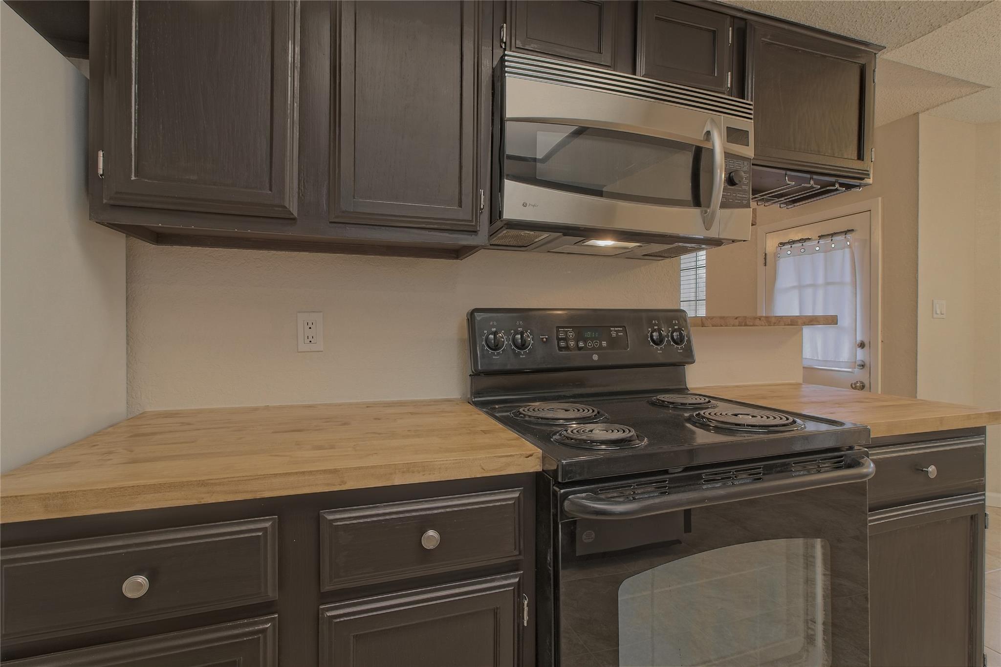 1804 CEDARLAWN St, Taylor, TX 76574