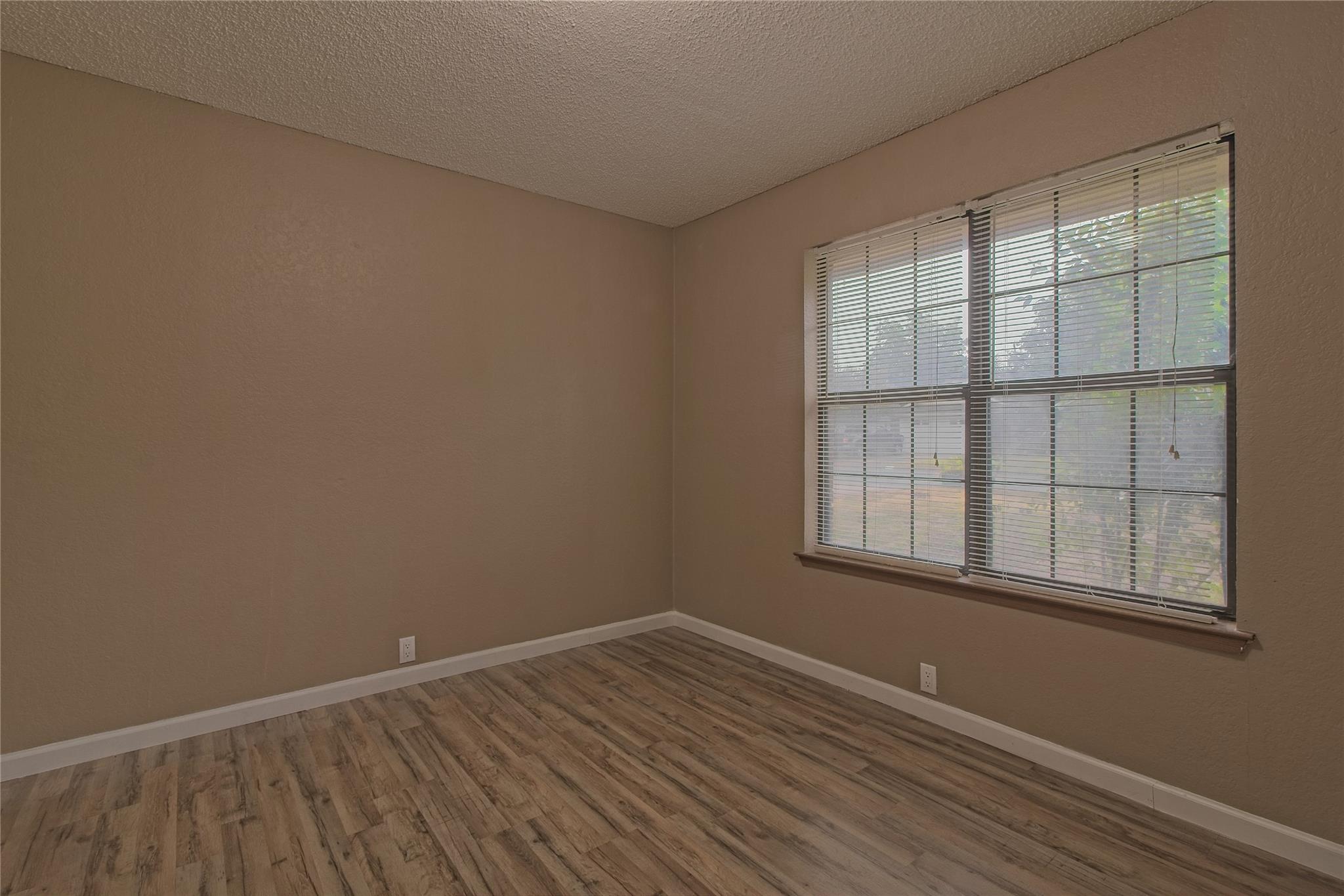 1804 CEDARLAWN St, Taylor, TX 76574