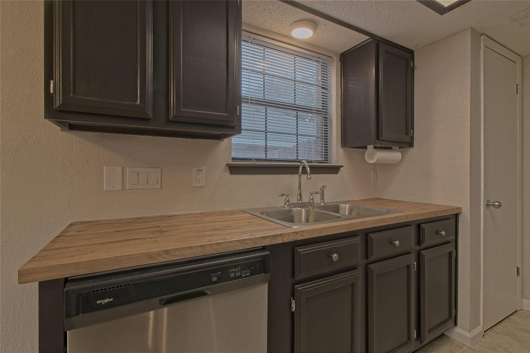 1804 CEDARLAWN St, Taylor, TX 76574