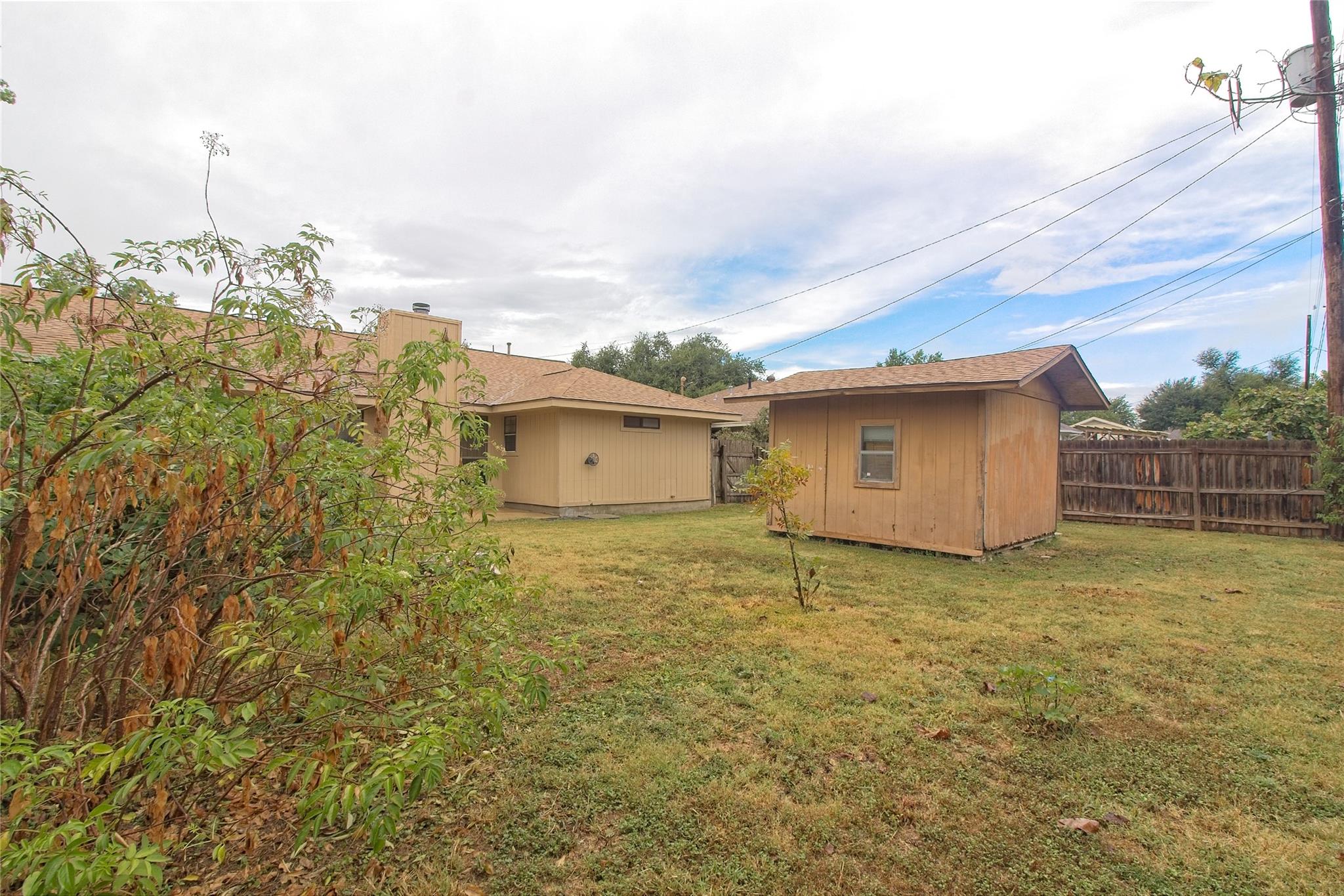 1804 CEDARLAWN St, Taylor, TX 76574