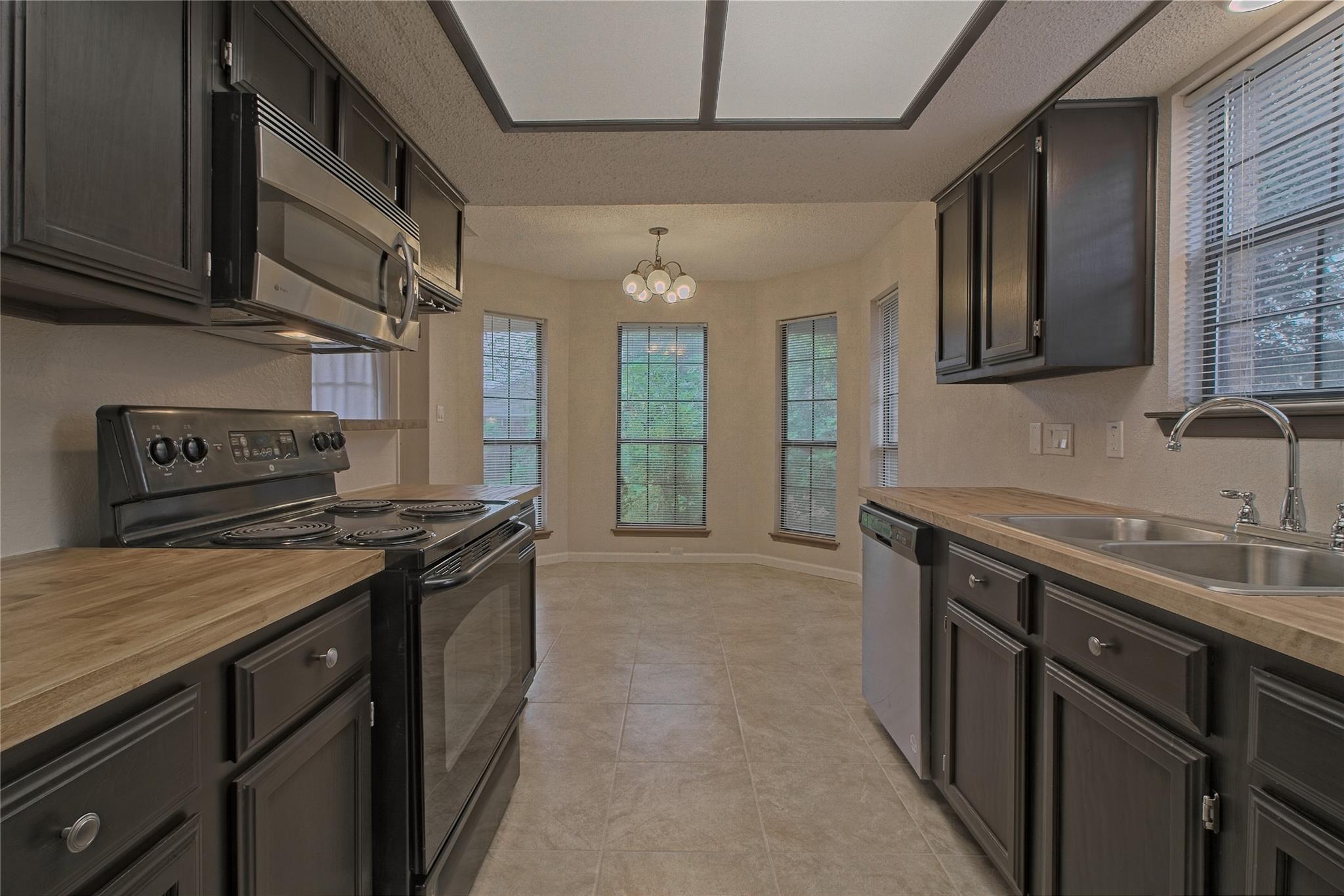 1804 CEDARLAWN St, Taylor, TX 76574