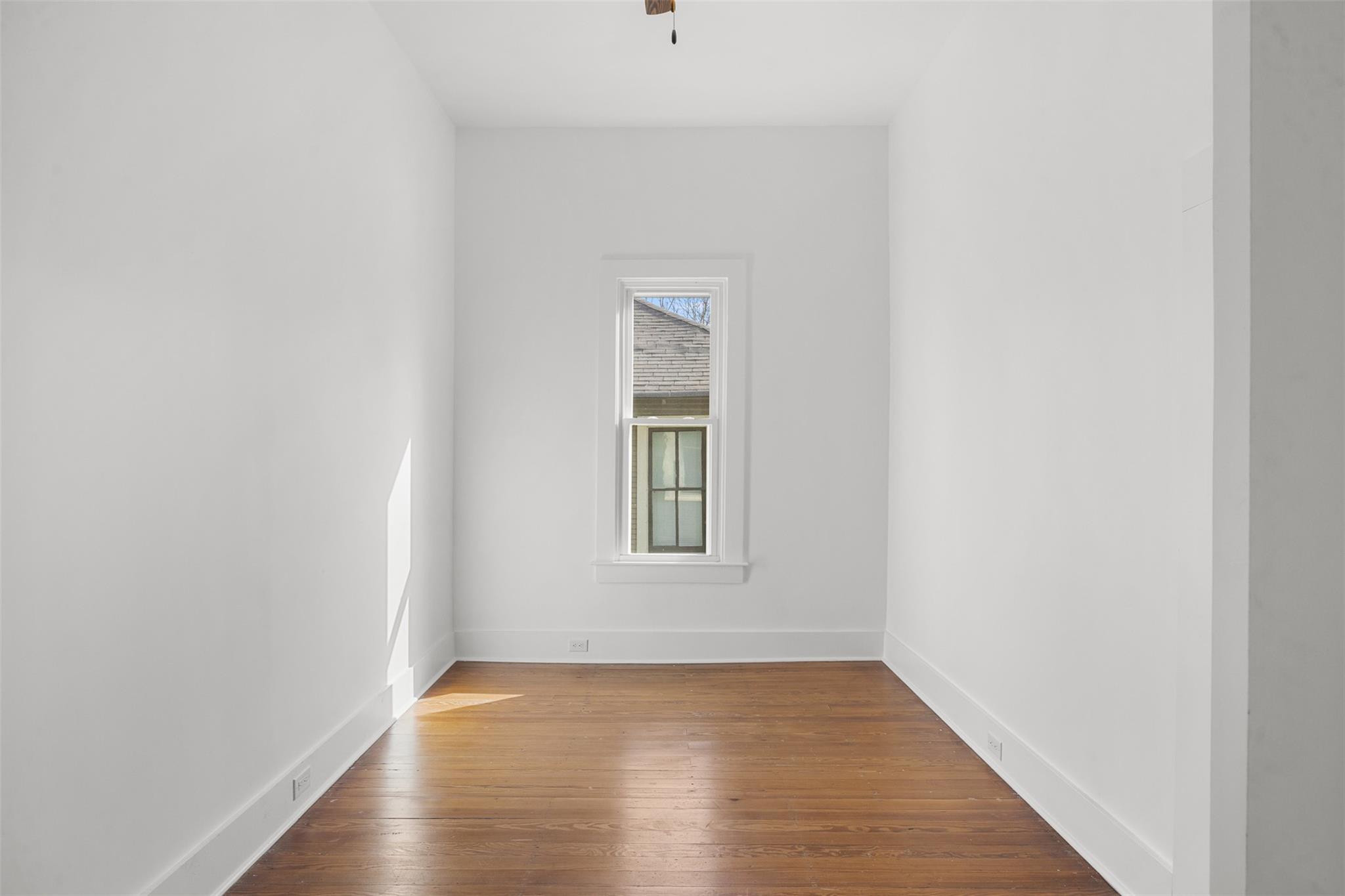 1019 W 4th St, Taylor, TX 76574