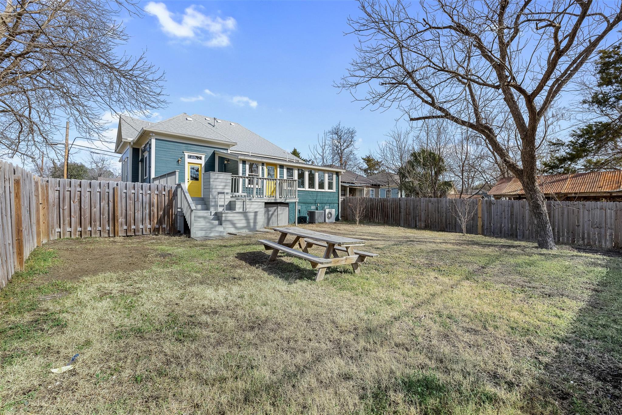 1019 W 4th St, Taylor, TX 76574