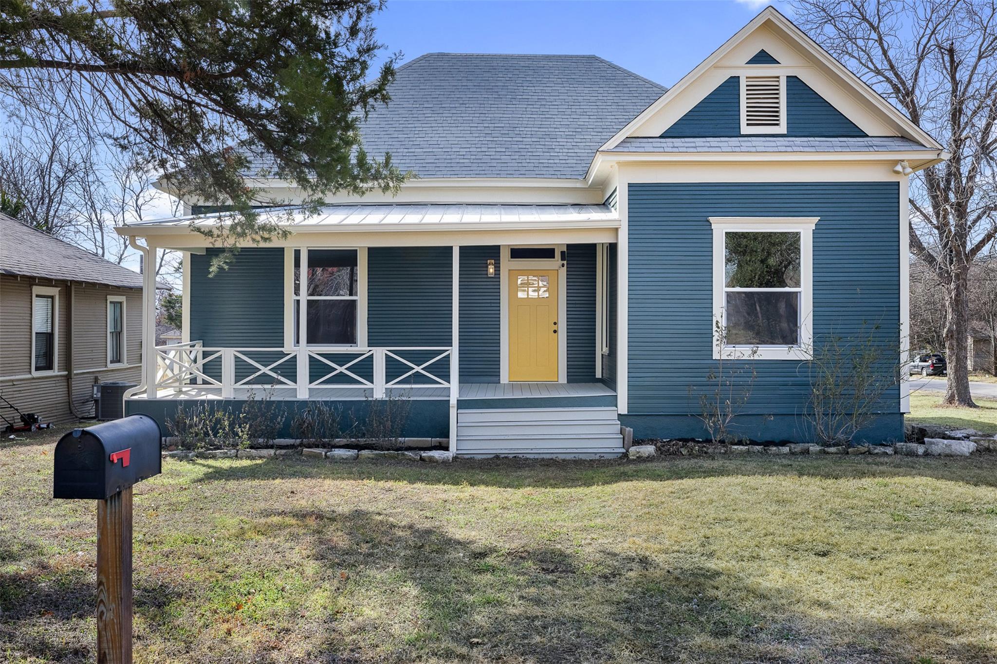 1019 W 4th St, Taylor, TX 76574