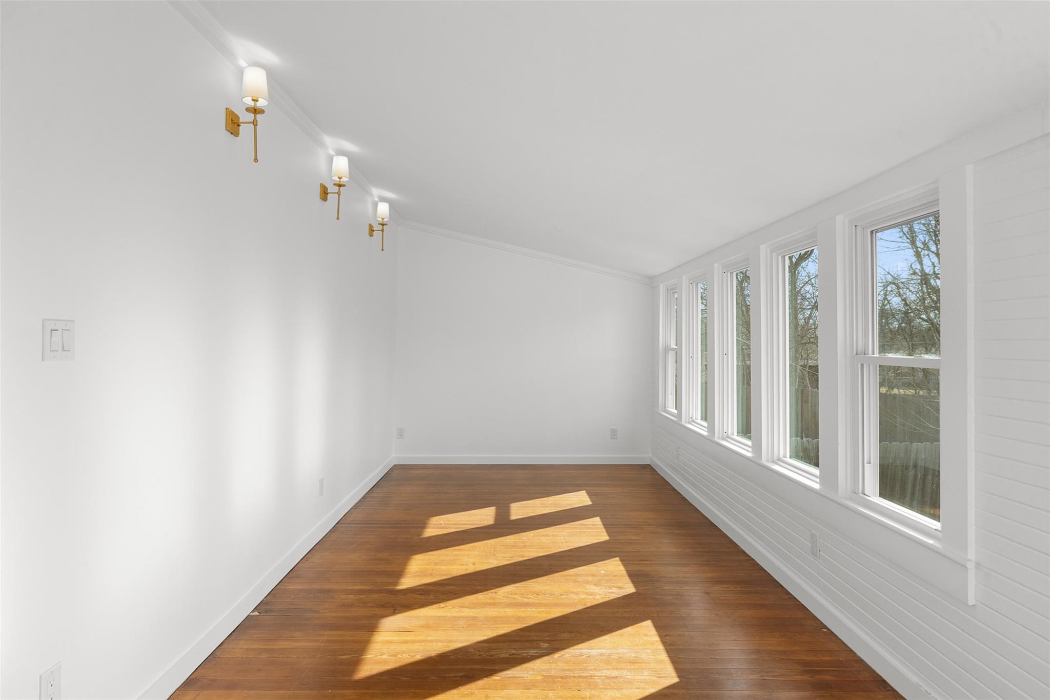 1019 W 4th St, Taylor, TX 76574