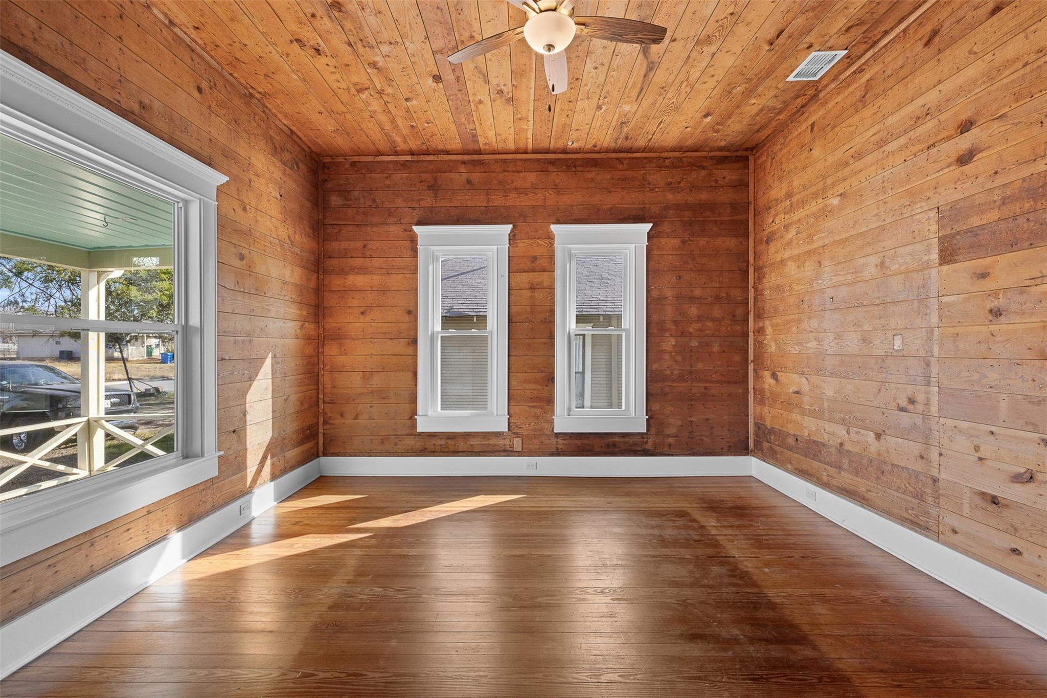 1019 W 4th St, Taylor, TX 76574