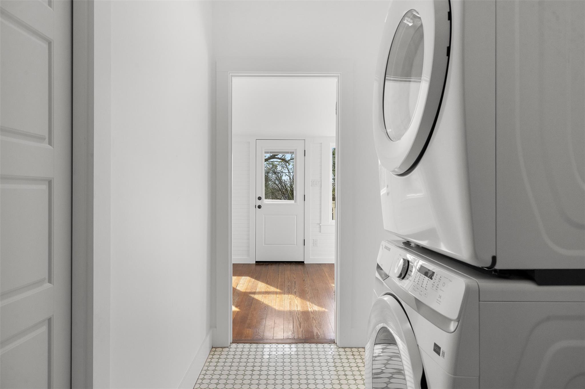 1019 W 4th St, Taylor, TX 76574