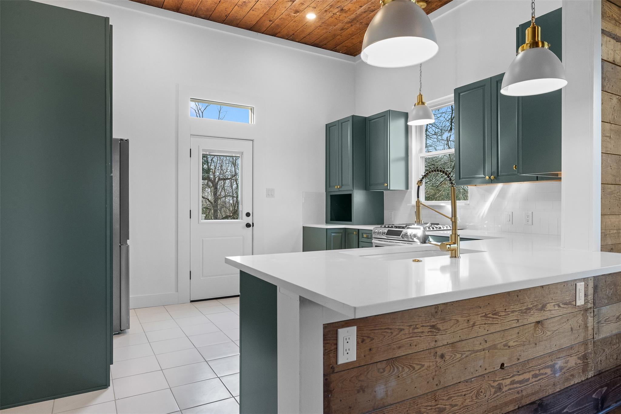 1019 W 4th St, Taylor, TX 76574