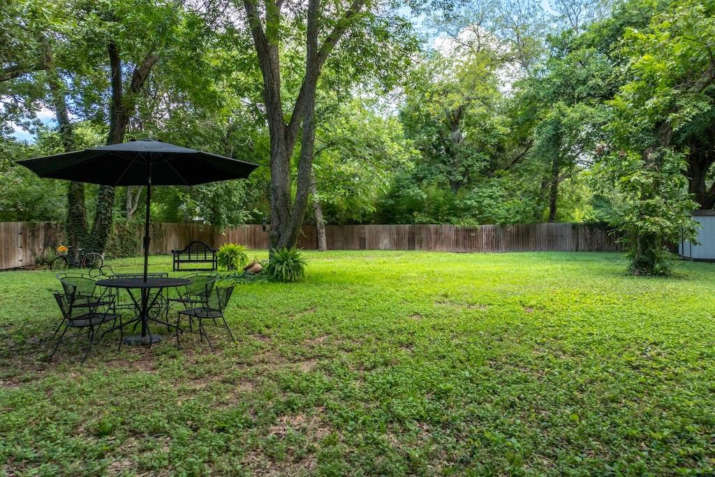 114 N College St, Gonzales, TX 78629