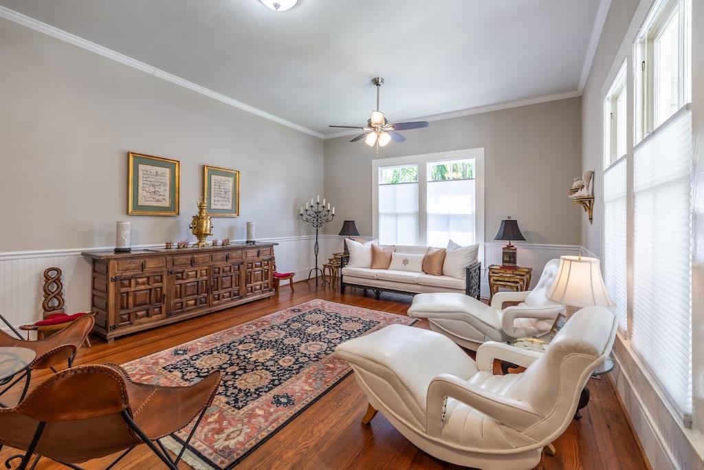 114 N College St, Gonzales, TX 78629