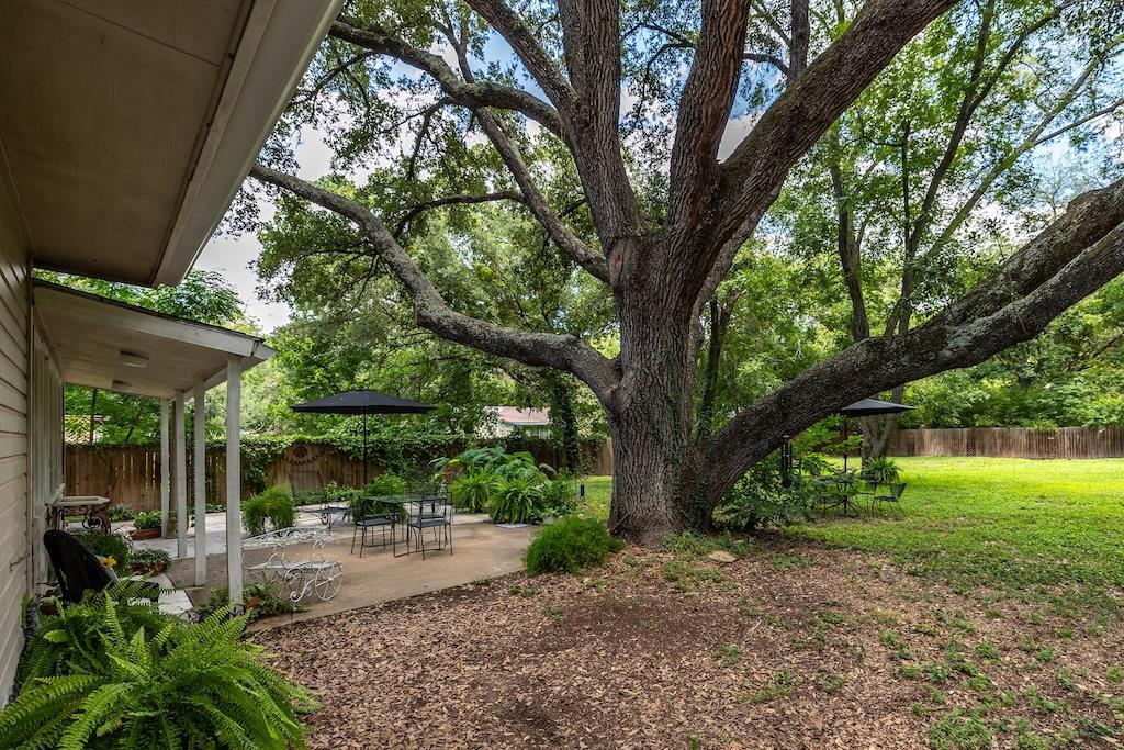 114 N College St, Gonzales, TX 78629