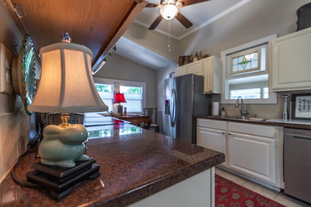 114 N College St, Gonzales, TX 78629