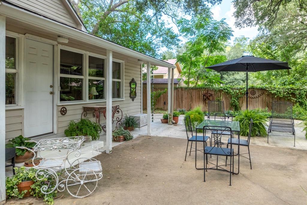 114 N College St, Gonzales, TX 78629