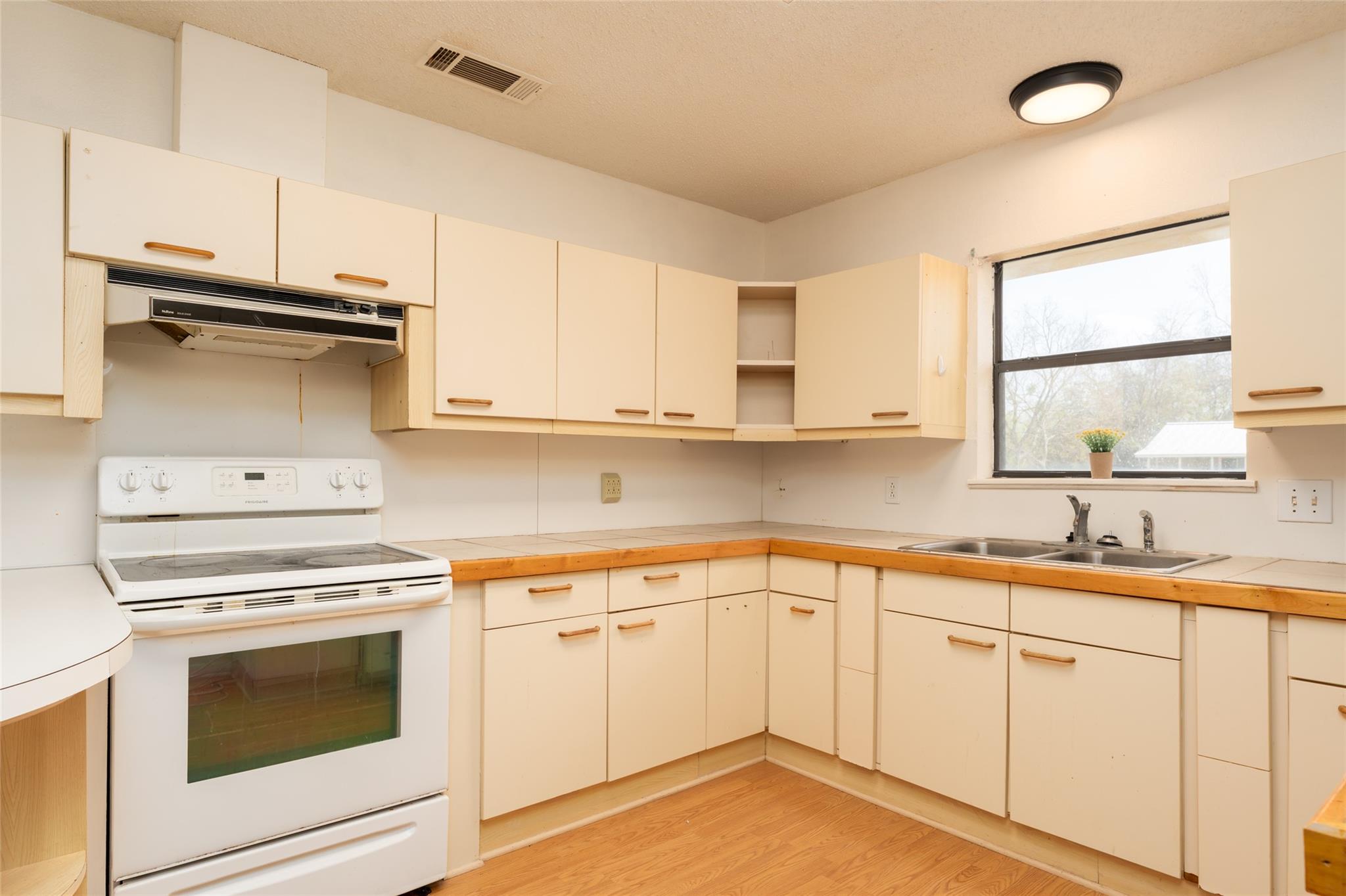 600 W Cypress St, Johnson City, TX 78636