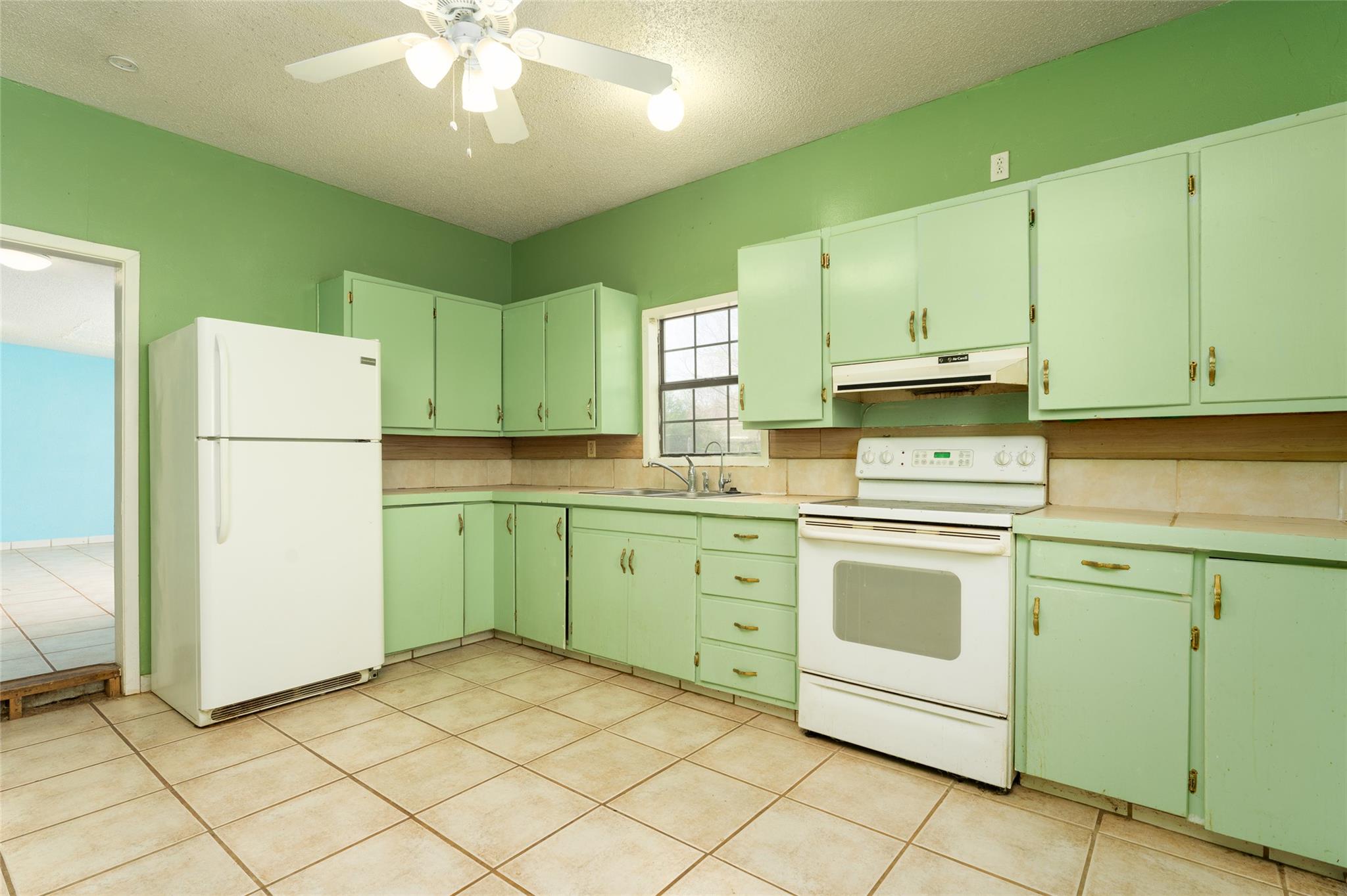 600 W Cypress St, Johnson City, TX 78636