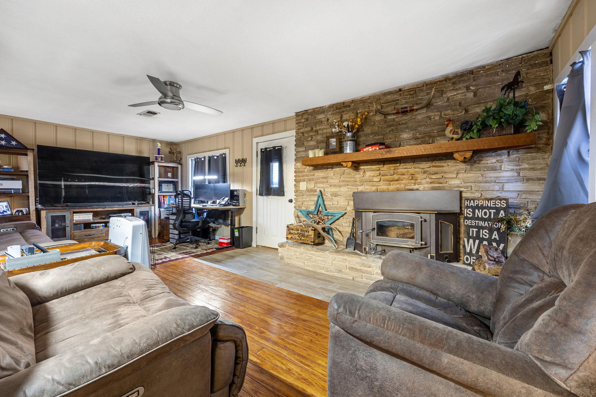 200 College Ave, Florence, TX 76527