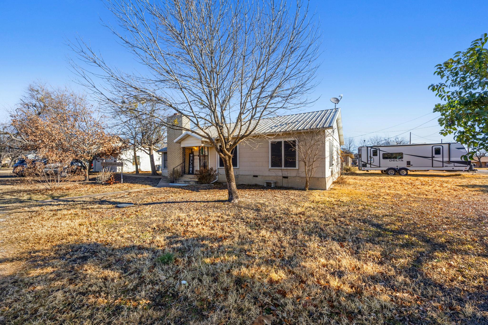 200 College Ave, Florence, TX 76527