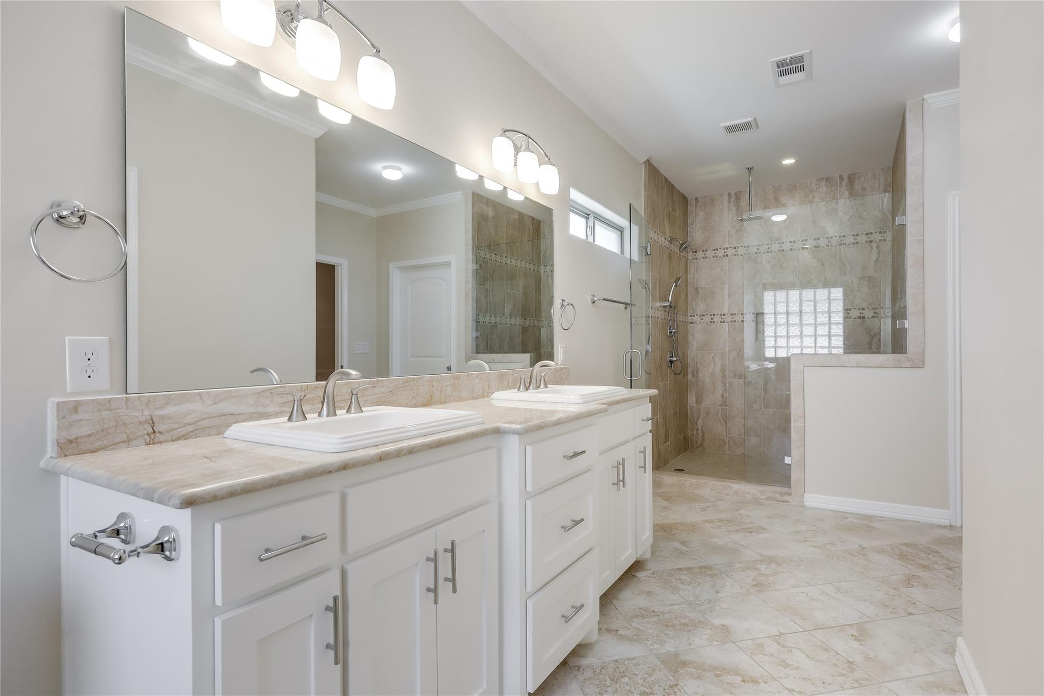 2009 American Dr, Lago Vista, TX 78645