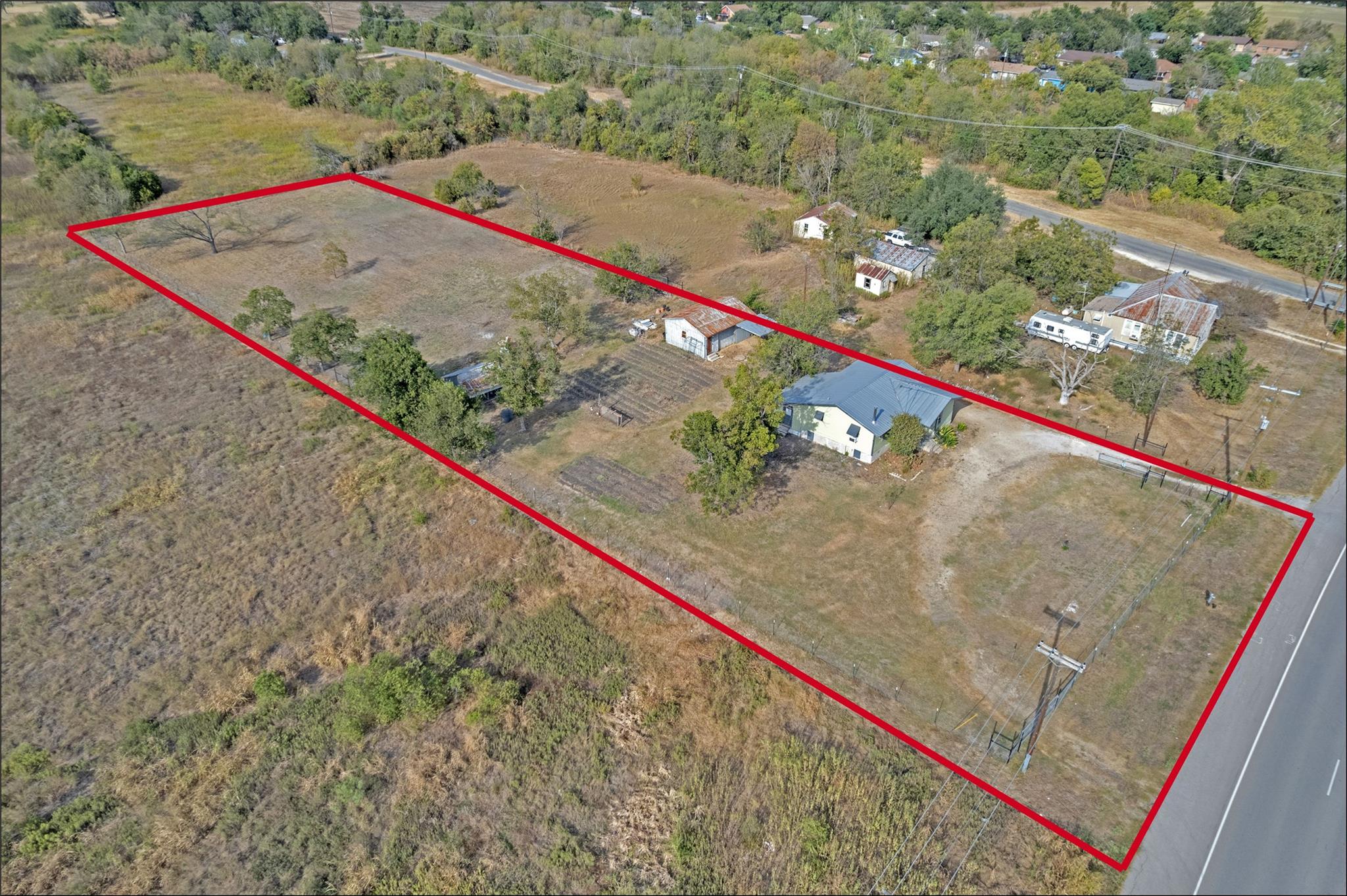 1607 E 4th St, Taylor, TX 76574