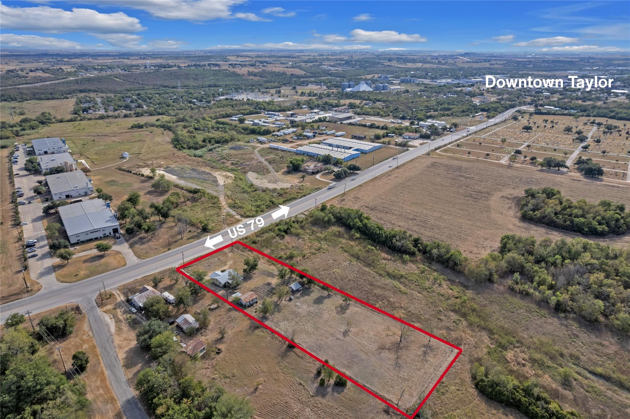 1607 E 4th St, Taylor, TX 76574