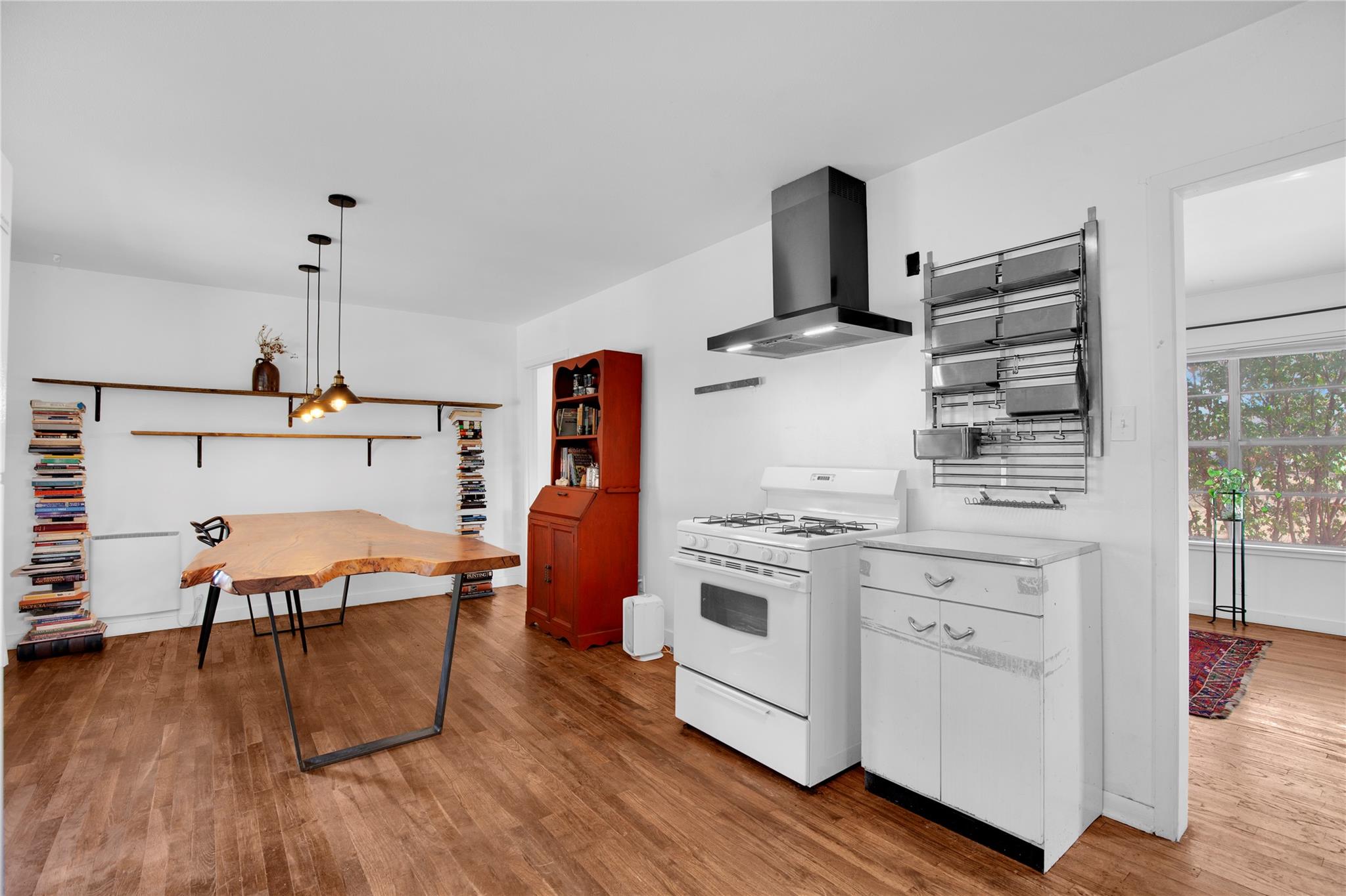 1607 E 4th St, Taylor, TX 76574