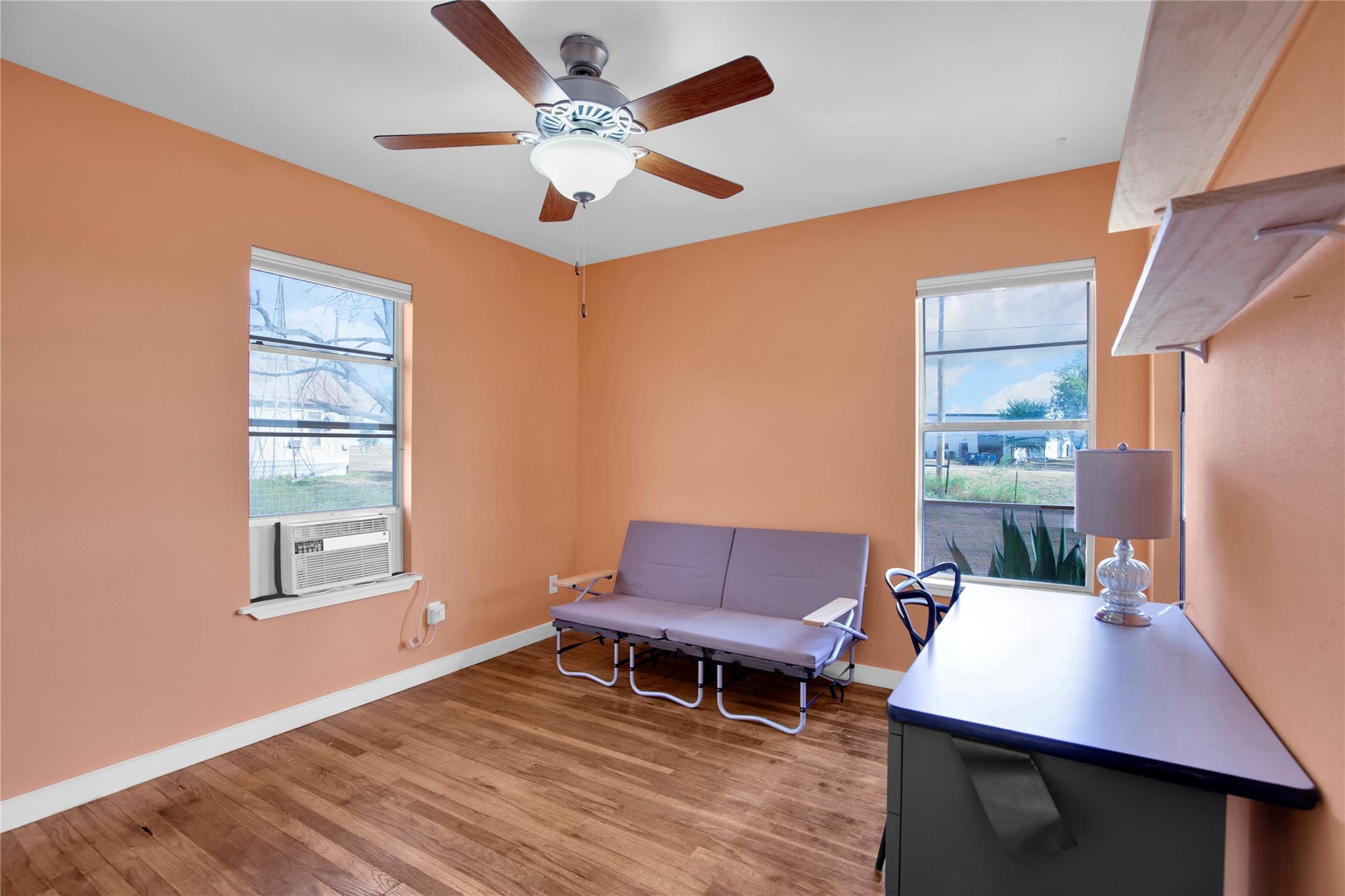 1607 E 4th St, Taylor, TX 76574