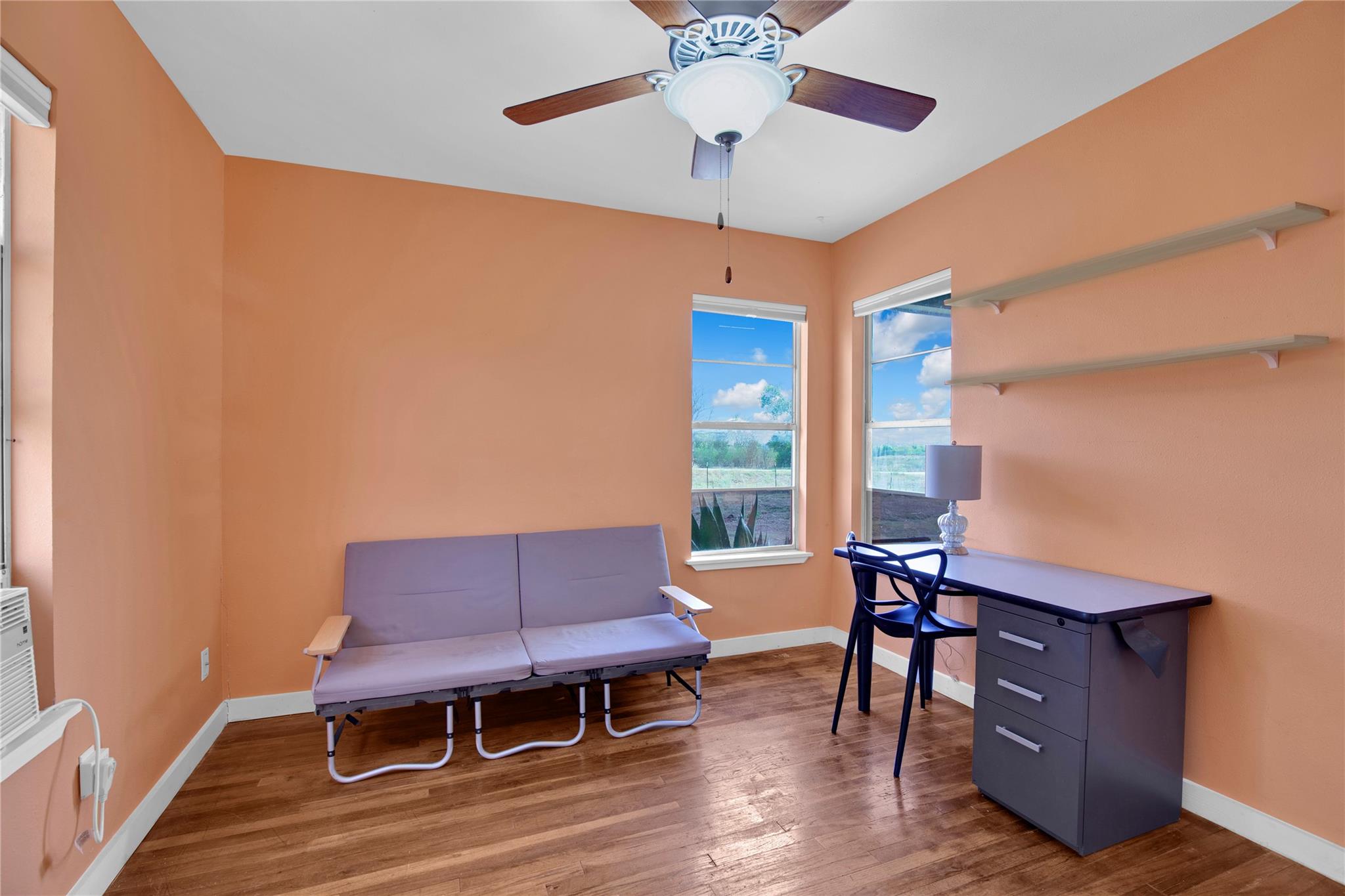 1607 E 4th St, Taylor, TX 76574