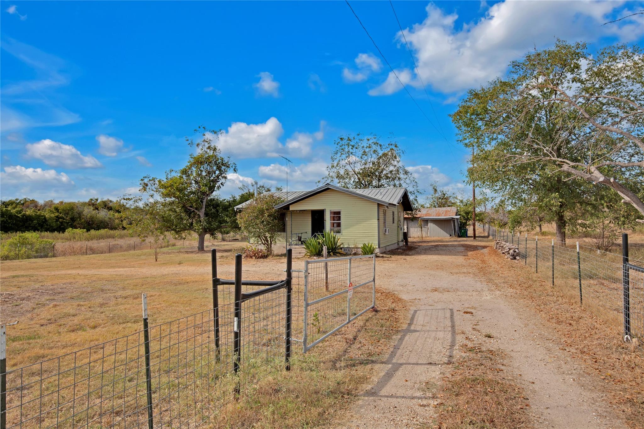 1607 E 4th St, Taylor, TX 76574