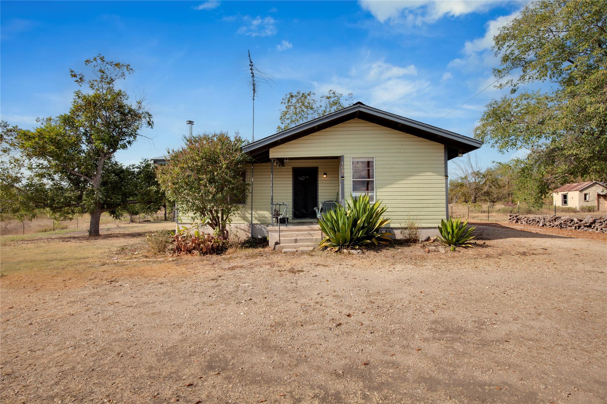 1607 E 4th St, Taylor, TX 76574