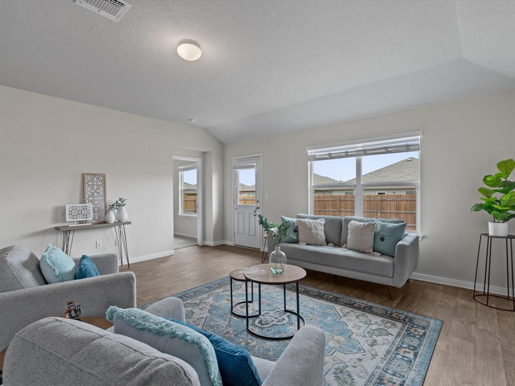 117 Stellamar Dr, Hutto, TX 78634