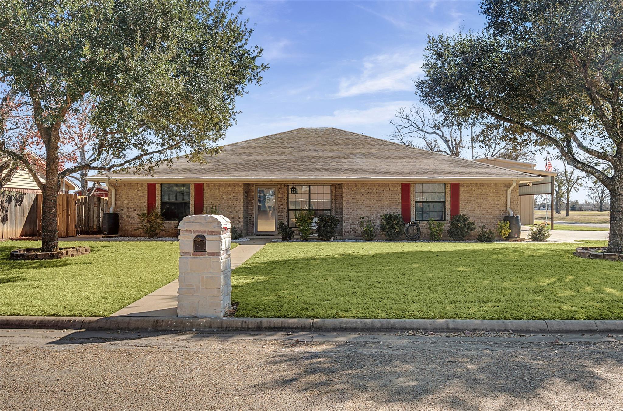 1601 Sunset Cir, Cameron, TX 76520