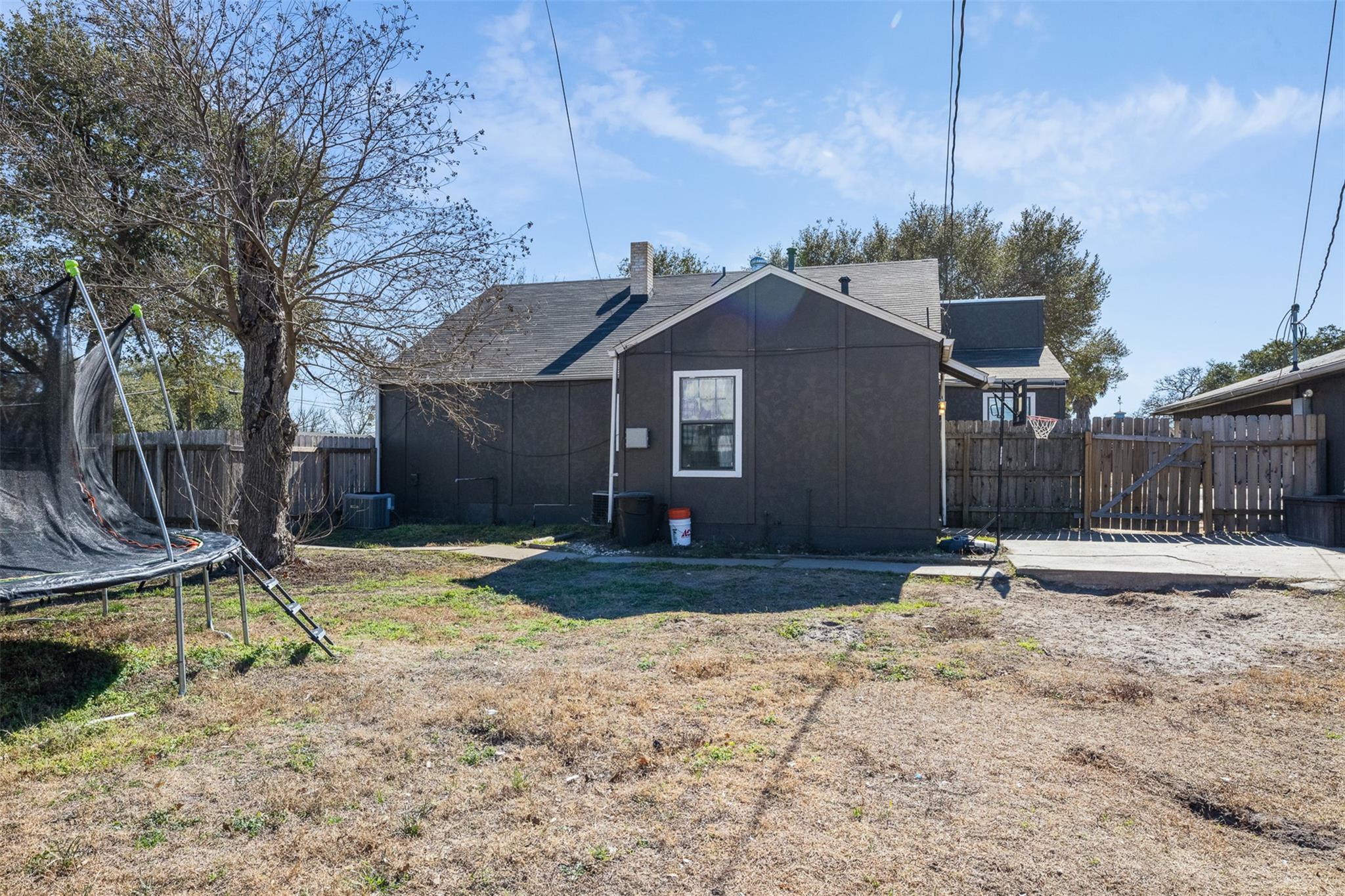 1479 E Hempstead St, Giddings, TX 78942