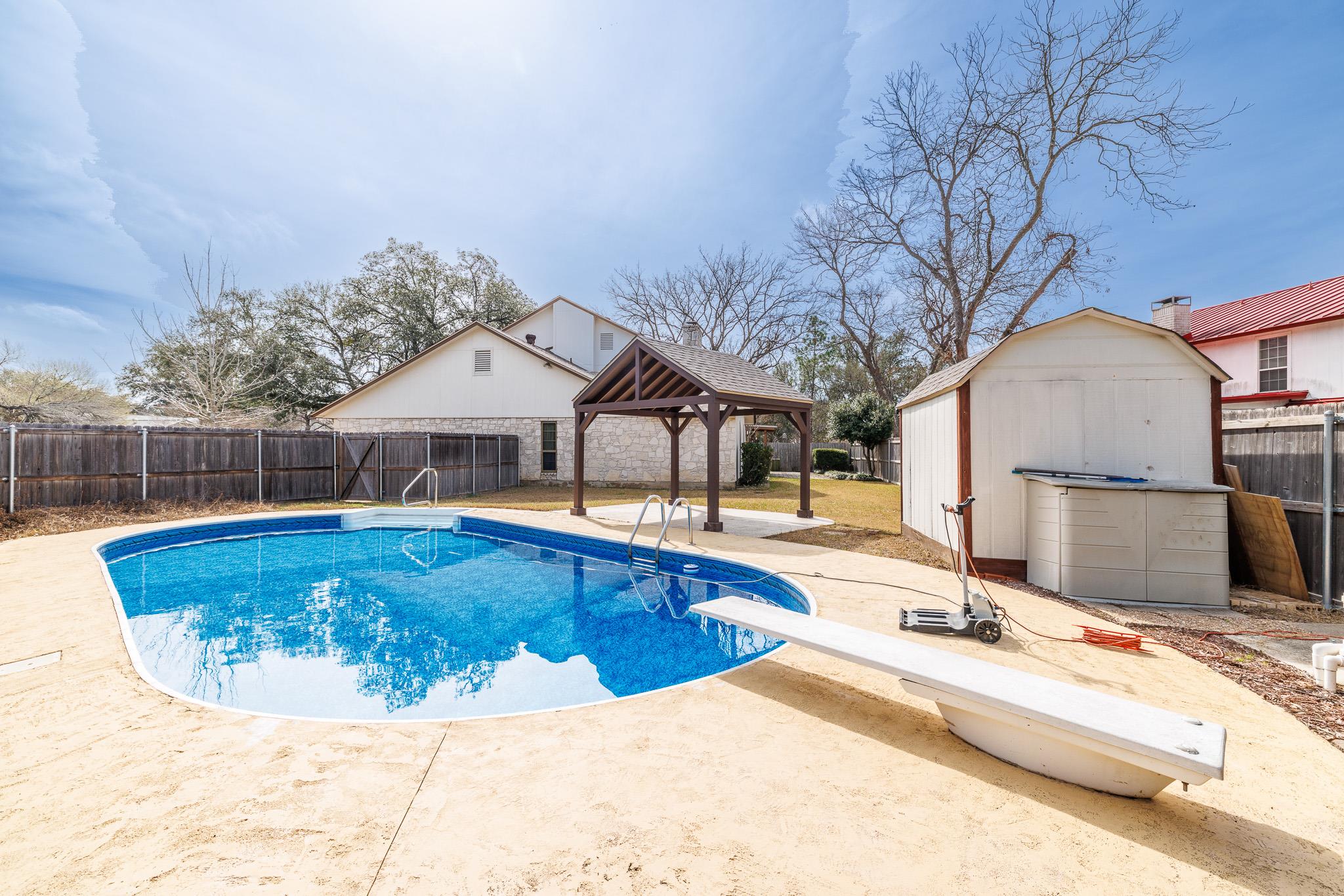 209 Coventry Ln, Seguin, TX 78155