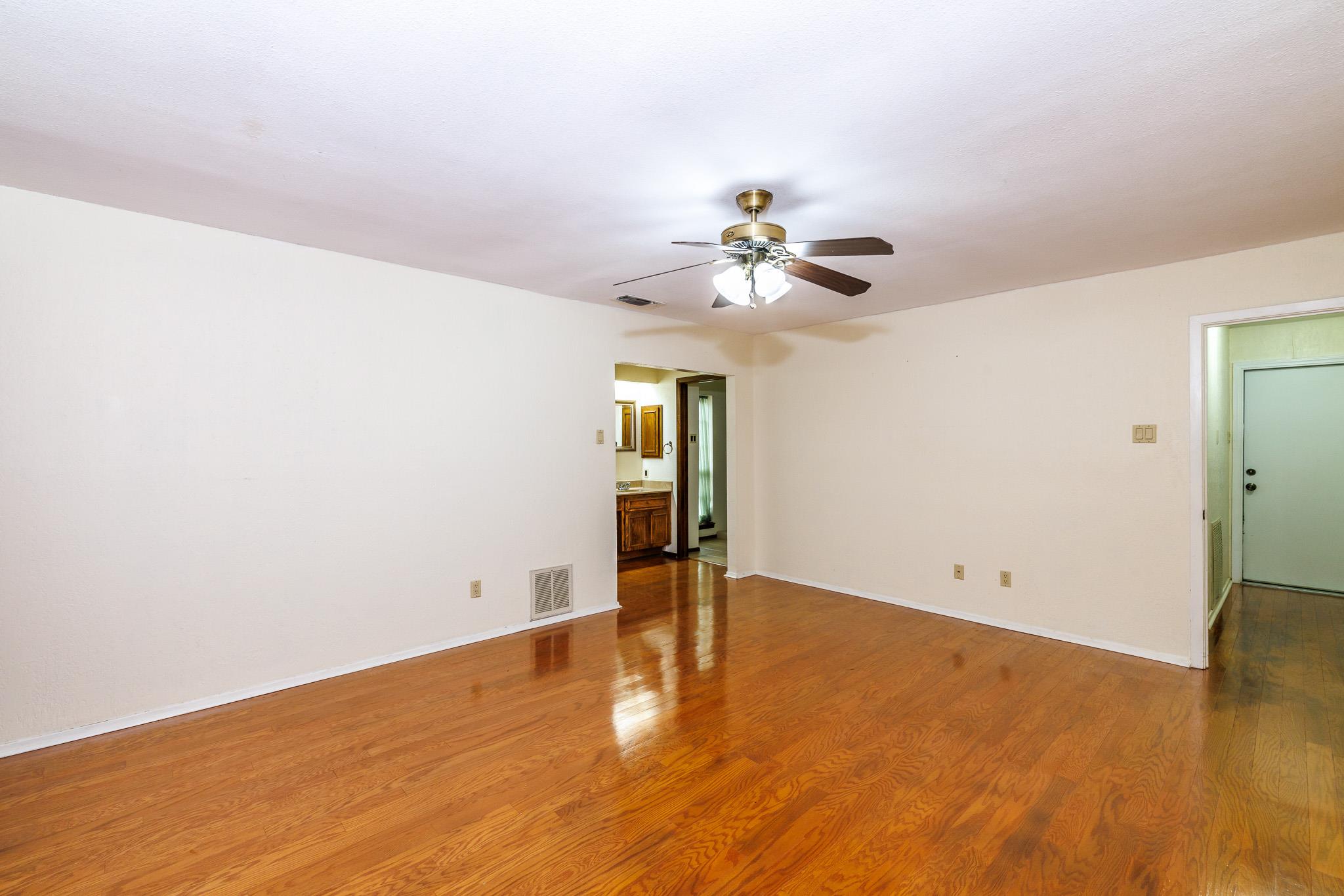 209 Coventry Ln, Seguin, TX 78155