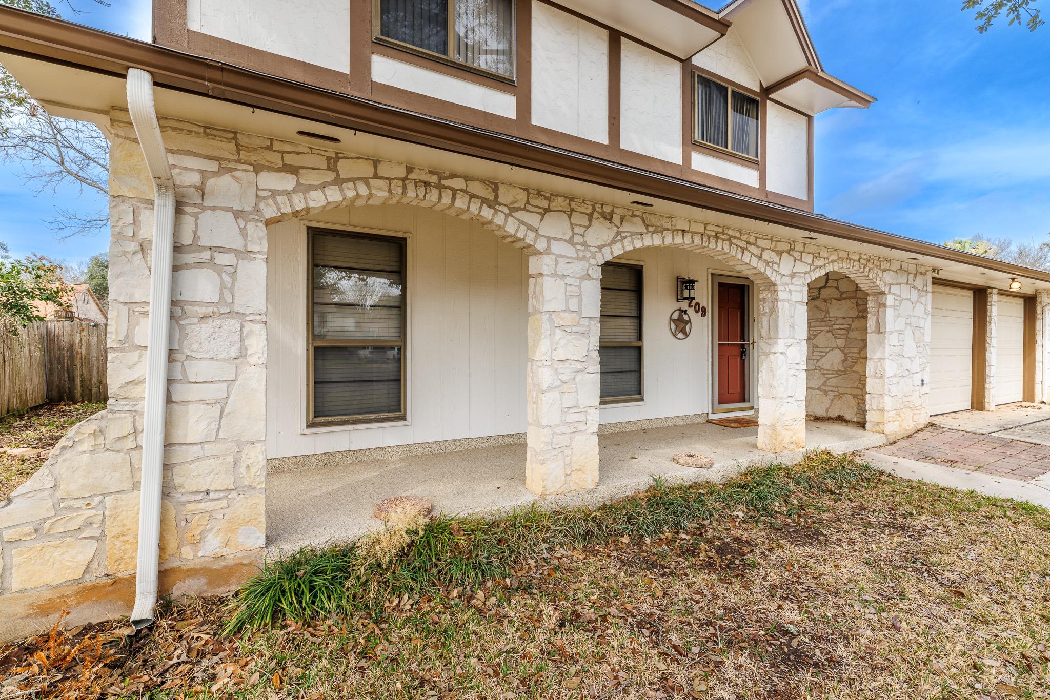 209 Coventry Ln, Seguin, TX 78155