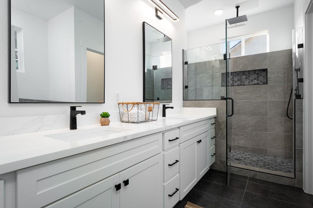 165 Nuuanu Ln, Bastrop, TX 78602