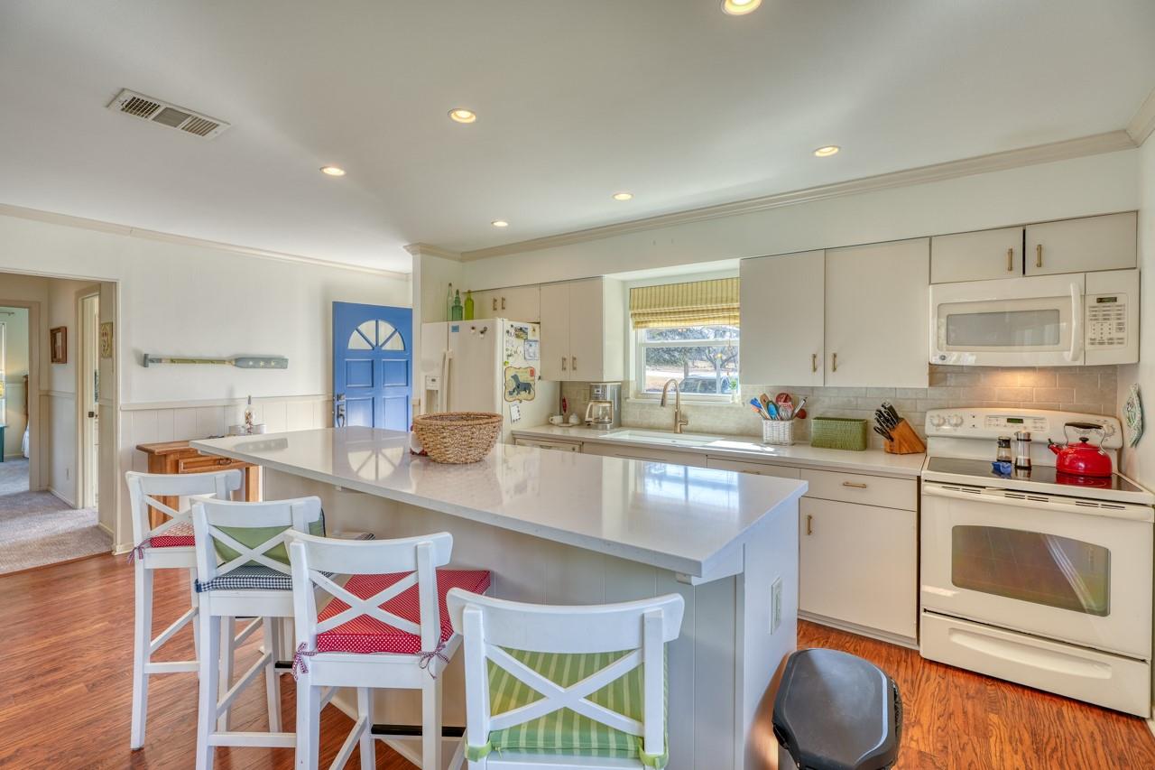 621 Sandy Mountain Dr, Sunrise Beach, TX 78643