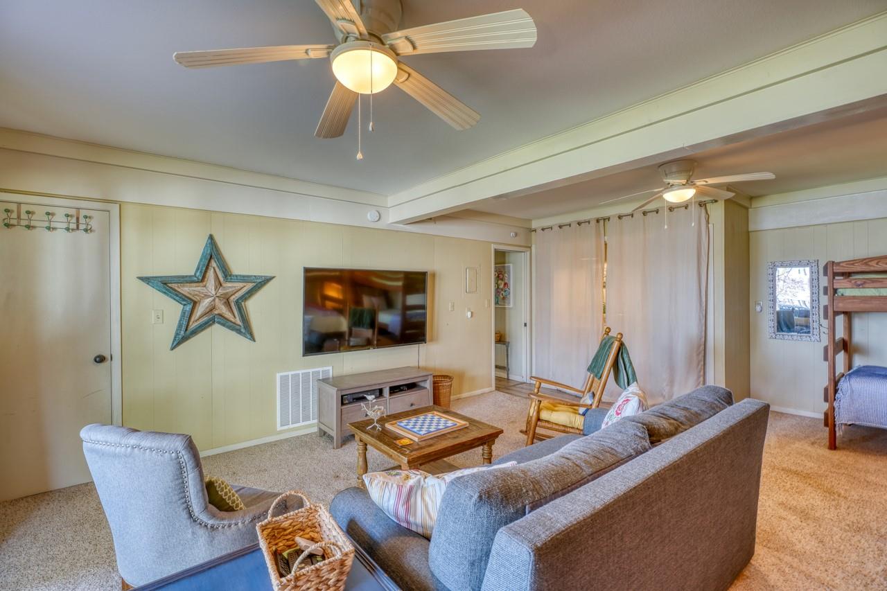 621 Sandy Mountain Dr, Sunrise Beach, TX 78643