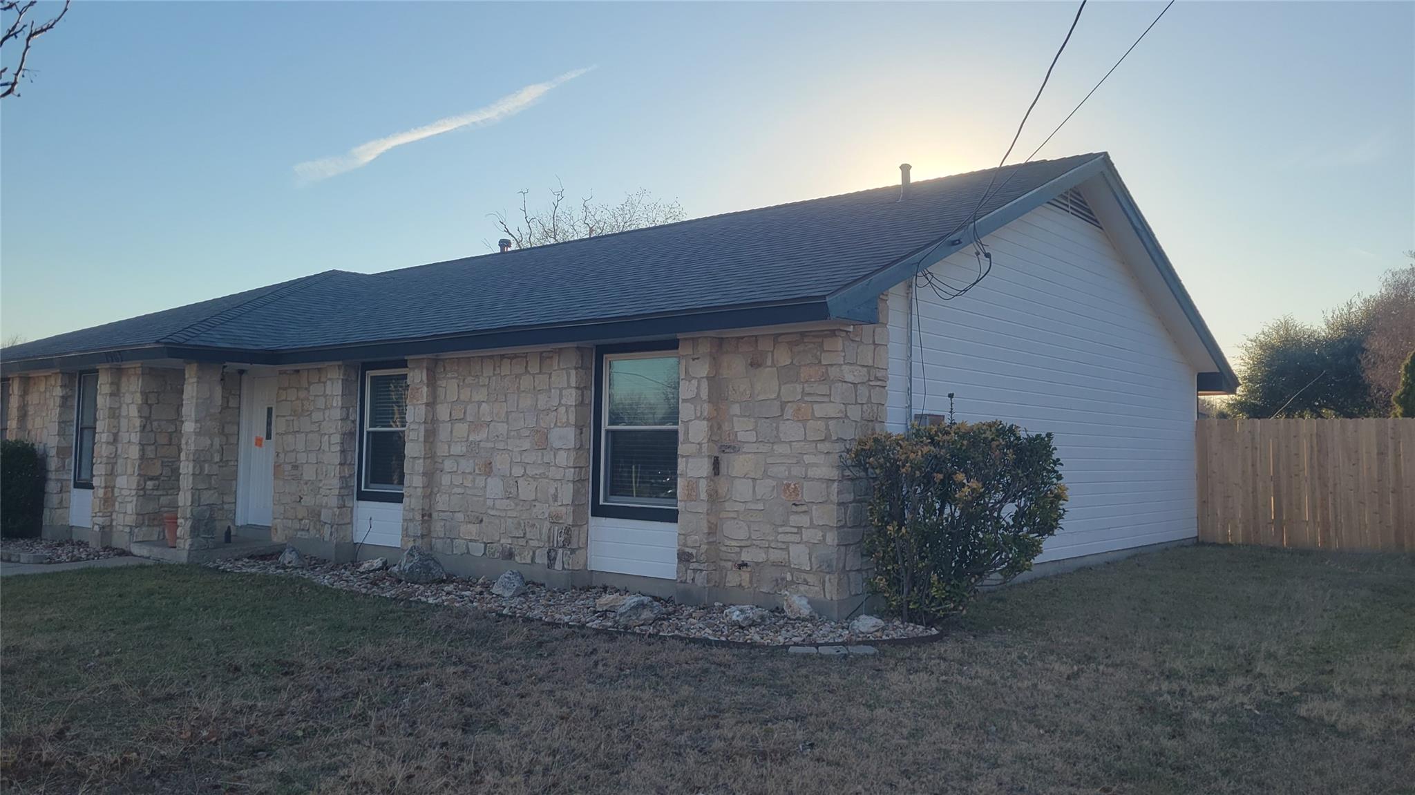 1903 Londonderry Dr, Leander, TX 78641