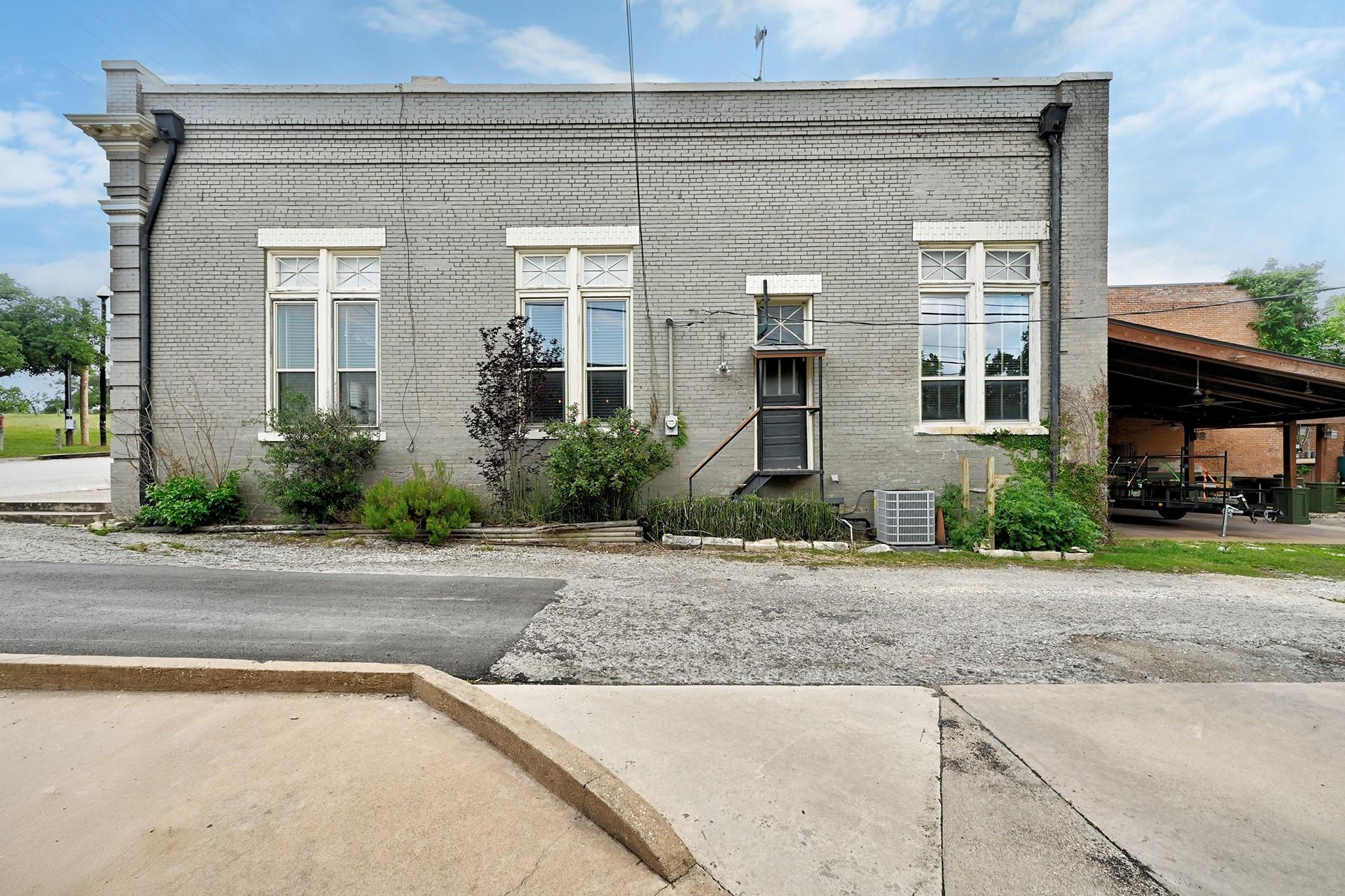 104 Hoxie St S, Coupland, TX 78615