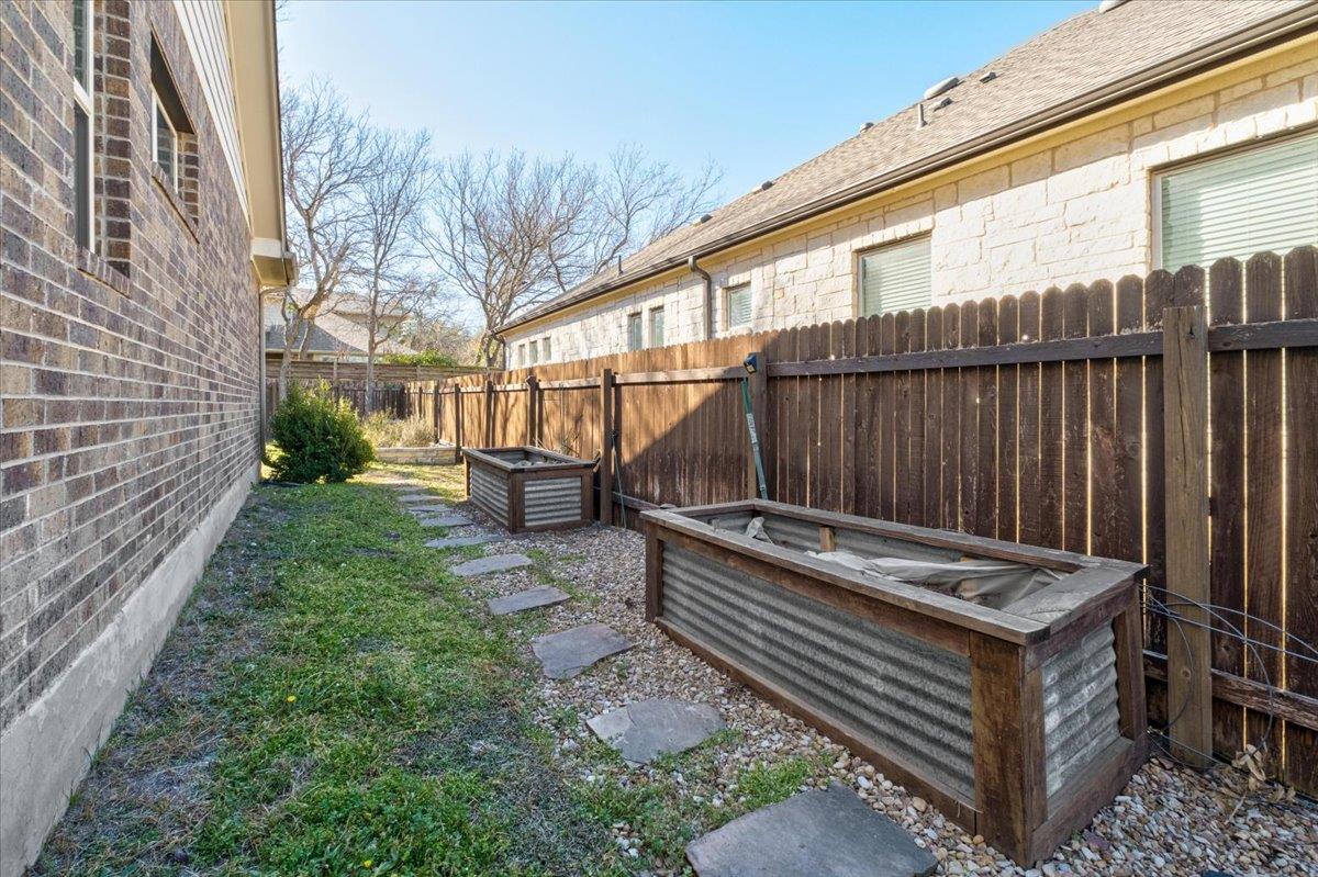 888 Oyster Crk, Buda, TX 78610