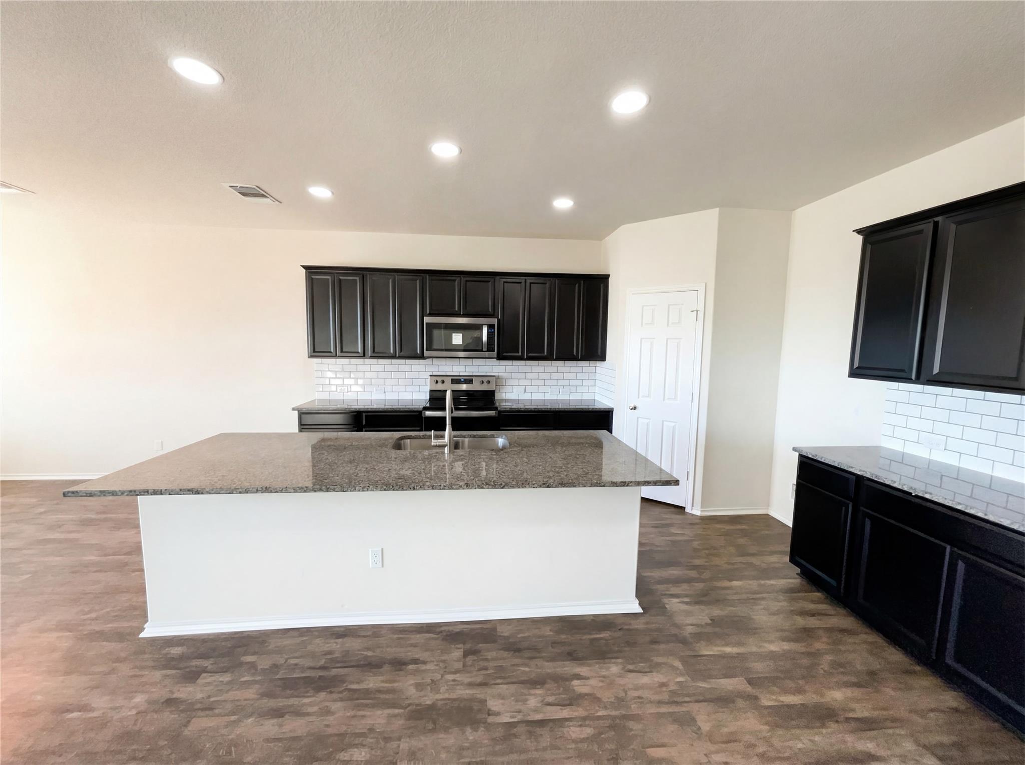 709 Hummingbird Ln, Leander, TX 78641