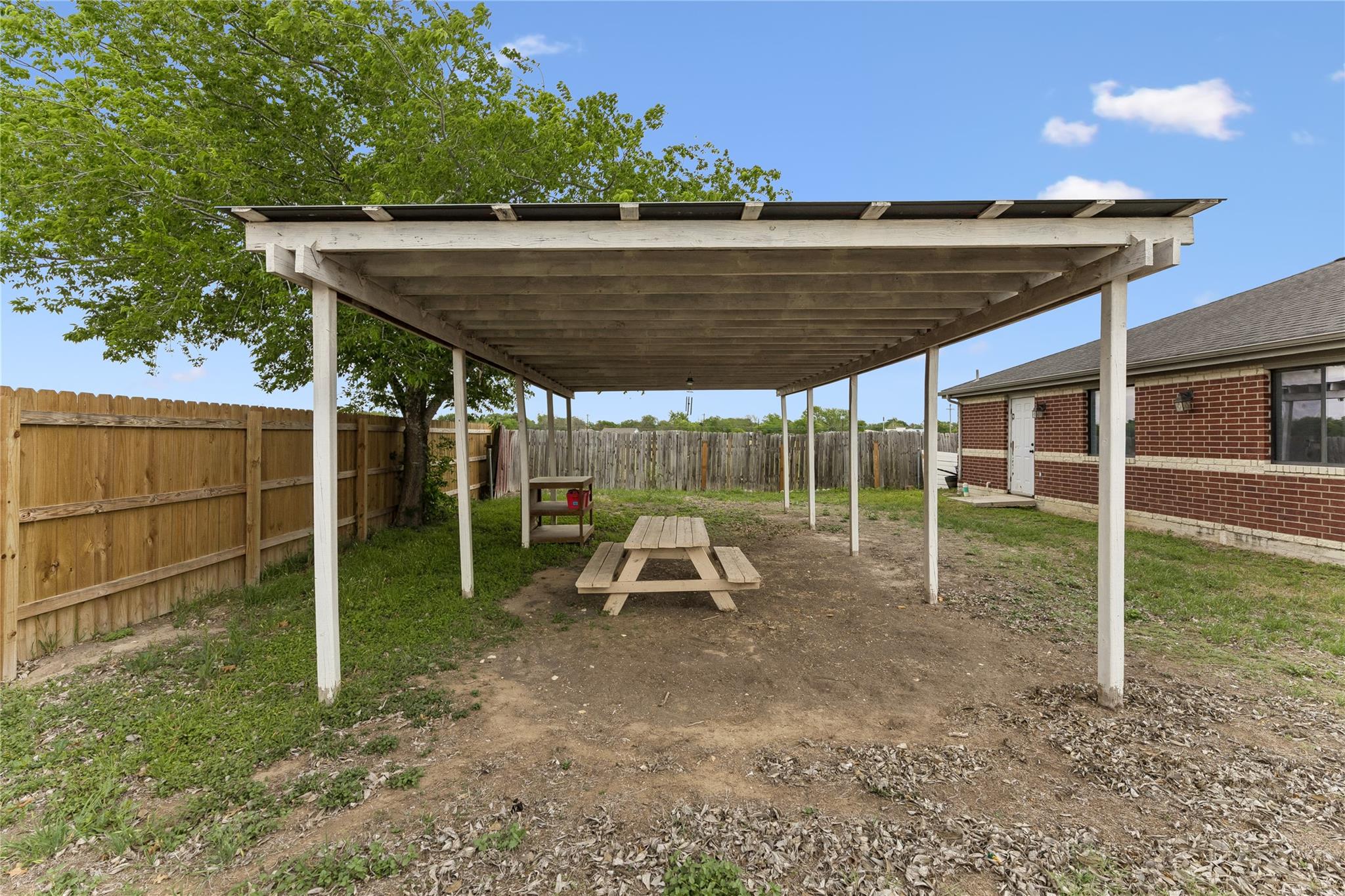 1020 S Guadalupe St, Lockhart, TX 78644