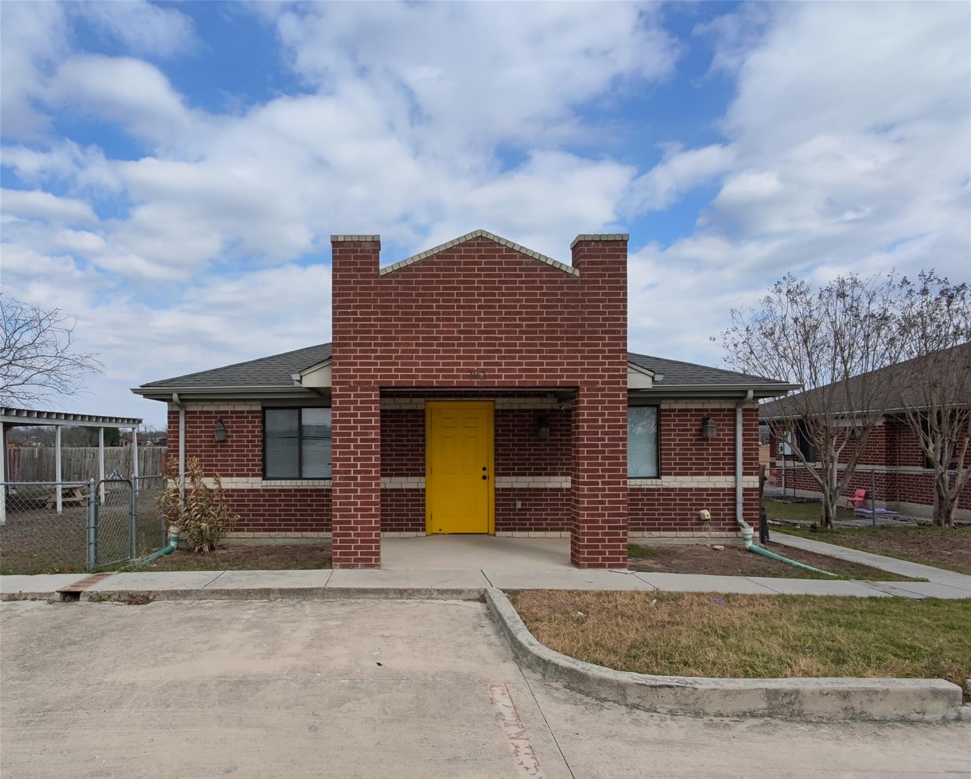 1020 S Guadalupe St, Lockhart, TX 78644