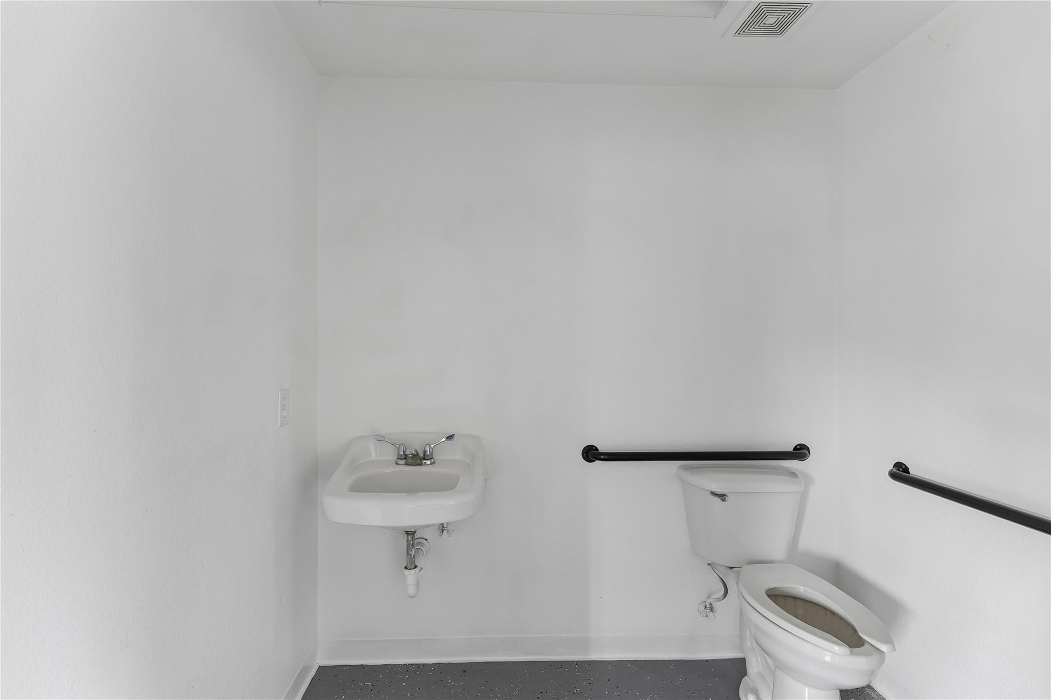 1020 S Guadalupe St, Lockhart, TX 78644