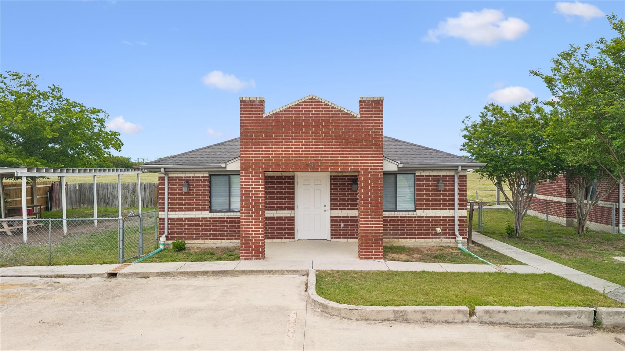 1020 S Guadalupe St, Lockhart, TX 78644