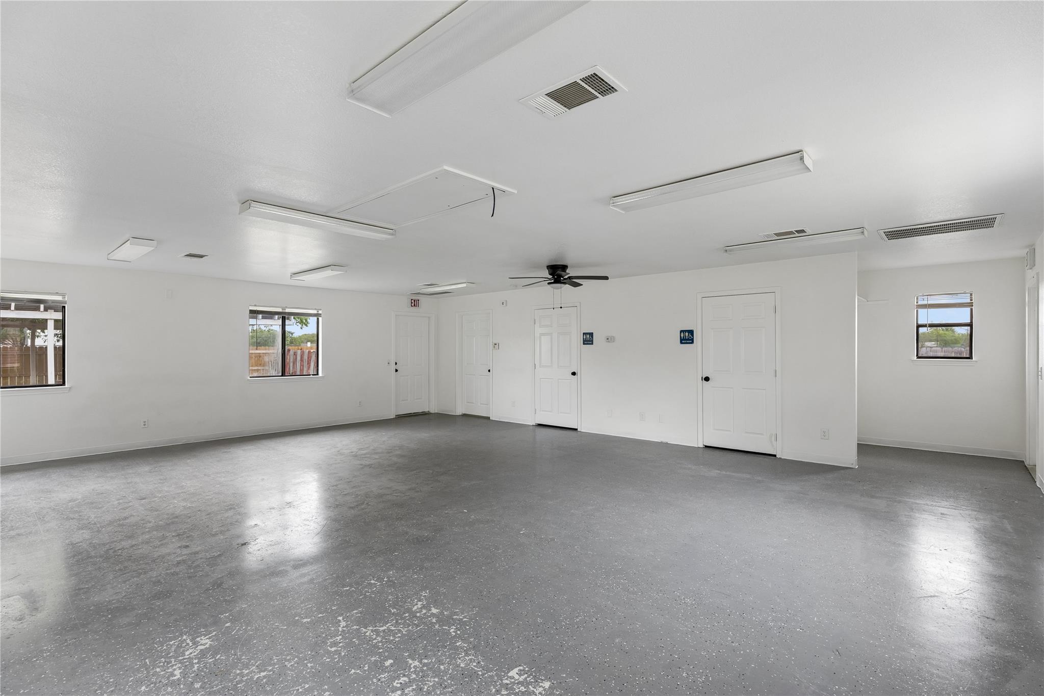 1020 S Guadalupe St, Lockhart, TX 78644