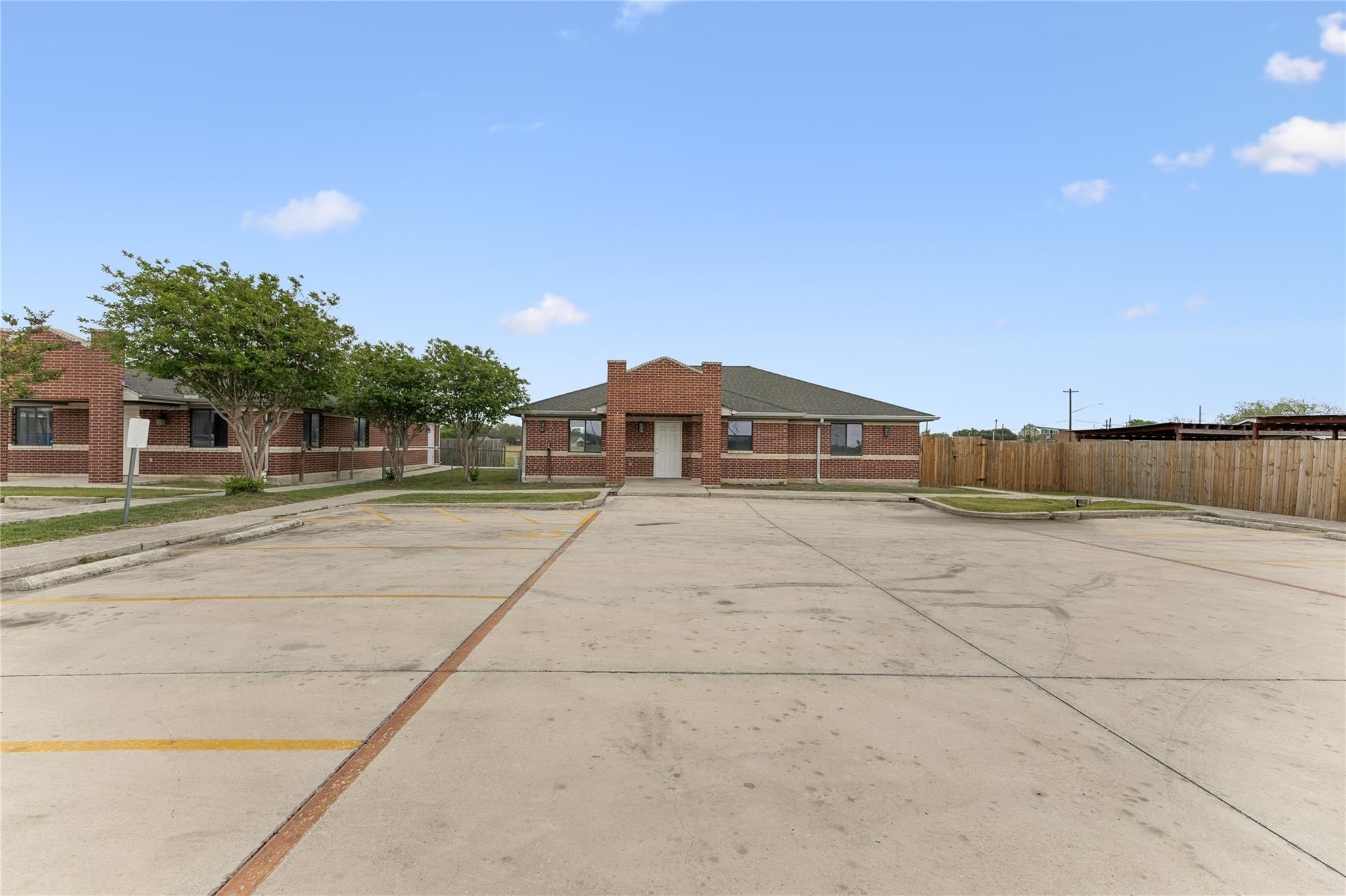 1020 S Guadalupe St, Lockhart, TX 78644