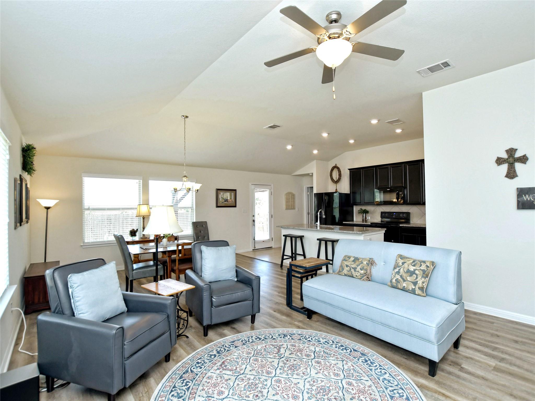 130 Sunshine Ln, Kyle, TX 78640