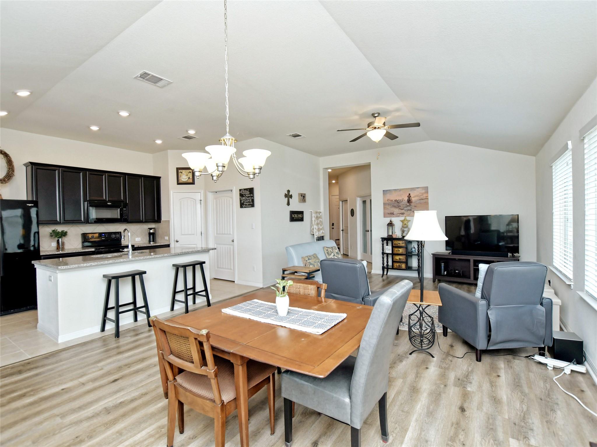 130 Sunshine Ln, Kyle, TX 78640